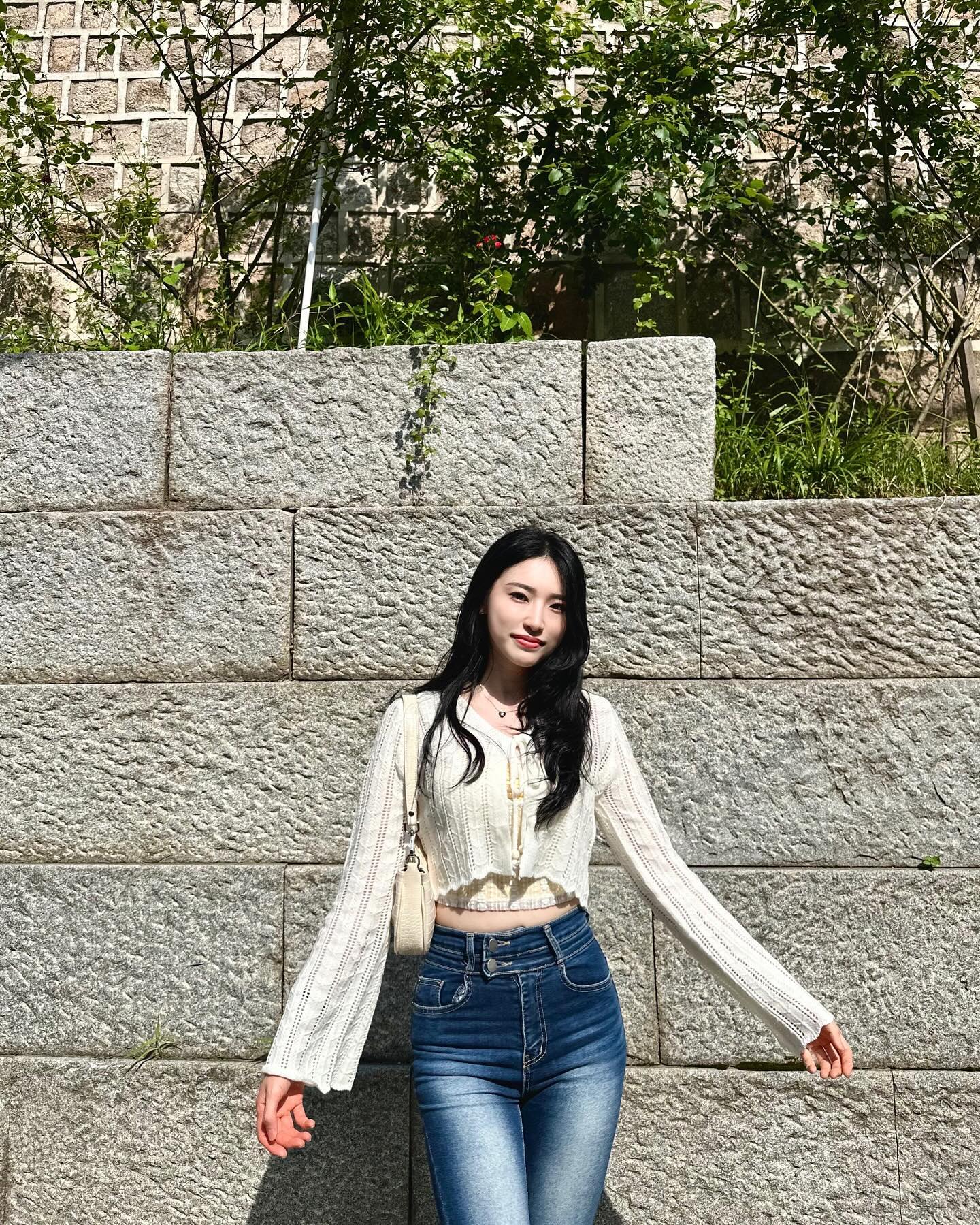 6월에 절반이 지나갔다니 실화 인가요..?
시간이 빨리가 듯이 핫플도 
내가 몰랐던 핫플들이 많이 생겼더라구요
그 중에 하나가 이 곳 #서순라길 ㅋㅋㅋ ! 
사진도 오랫만에 찍으니까 
머그샷이 된 것 같은느낌..😂

. 
.