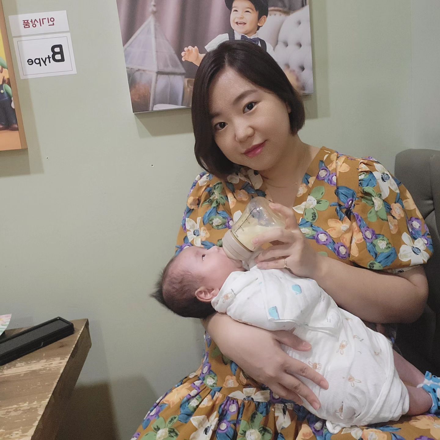 복댕이 50일 촬영📹

복댕이 태어난지 벌써 49일 되었어요~~
베이비 스튜디오가 처음인 엄빠👨‍👩‍👧

복댕이로 인해 더 많은 경험해보네요~~
우리 댕댕이 복댕이 고마워~~

아직도 애기지만
신생아 복댕이가 벌써 그리워지네🤣

하루하루 행복하게 
감사하게 보내자😍

#아기 #신생아 #50일촬영 
#토끼띠맘 #워킹맘 #엄마가되어가는중
#시험관 #출산 #임신 #육아 #육아소통