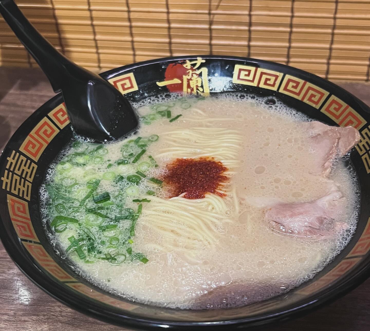 🇯🇵도쿄 맛집_이치란 라멘🍜

이 이치란 라멘은 일본 전국 프렌차이즈로 매장이 엄청 많아요!! 갖고싶다 이런 매장🤩
그만큼 대중적인 입맛을 사로잡는 맛3@

저는 너무 맛있던데 같이 간 일행은 극찬은 아니고 보통이라고..
저는 다이스키요 ㅋㅋㅋㅋ
국물이나 면이나 퀄리티 좋아요!!

새벽인데도 웨이팅있고 현지인 한국인 모두 많음 대박적..

목이버섯 추가해서 약간 맵게 오네가이시마스🤤
사케한잔하고 해장으로도 제격 헤헹

내부 구조는 혼자먹기에도 좋아요 단독 프라이빗 좁아도 혼자가서 먹을땐 방해없이 먹을 수 있을 만함
분위기는 약간 예전에 한국에 승리가 했던 라멘집 느낌이예요:)

가성비 갑 일본 전통 라멘집 데스네