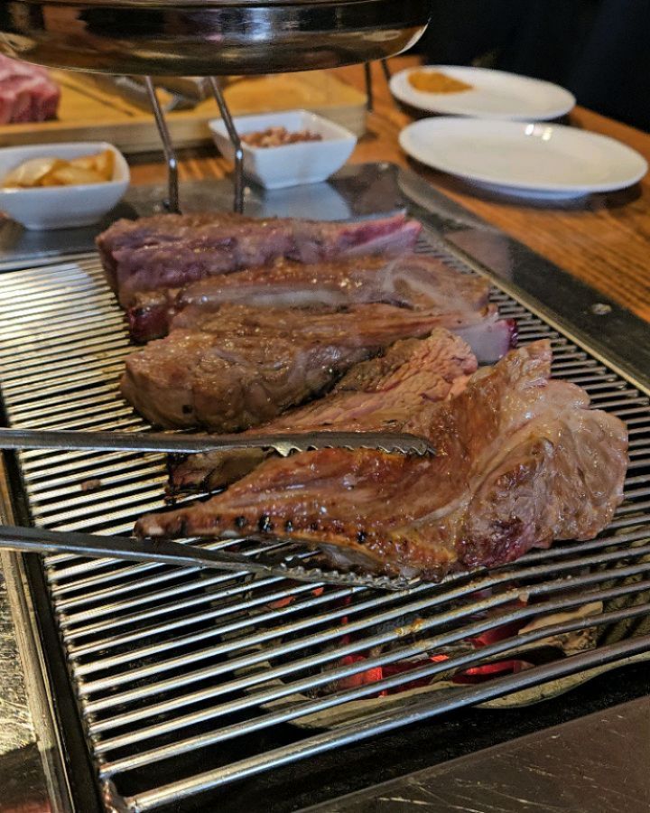 새해부터 먹는 사진만 가득 😆

시댁 식구들과 식사하고 돌아와서 집 청소하니 하루가 또 금방 가네요.
한 해 한 해 진짜 빠르게 지나가는 것 같아요.

매년 큰 소원을 빌진않지만...
요즘 들어서는 더...
평범한 일상을 살아가는 게 얼마나 감사한 일인지 생각해보게 됩니다.

새해에도 무탈하게 건강하게 적당히~열심히 살아가시길요. 저 또한...😉

#새해복많이받으세요
💗💗💗💗💗💗💗💗💗💗💗💗💗💗