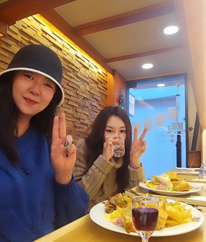 일본식 카레 전문점 
식전 와인까지 나오는 명동역 카레 맛집
바 테이블이라 둘이 아니어도 
조용히 혼밥 하기도 좋은 
명동골목 숨어있는 카레맛집~!! 

바비브라운 디어카레
와인 블렌딩한 풍미 깊고 진한 카레 맛도 좋고 
다양한 토핑이 있어서 골라 먹는 재미까지 솔솔~

​#바비브라운디어카레 #명동맛집 
#명동카레맛집 #명동골목맛집 
#일본식카레전문점