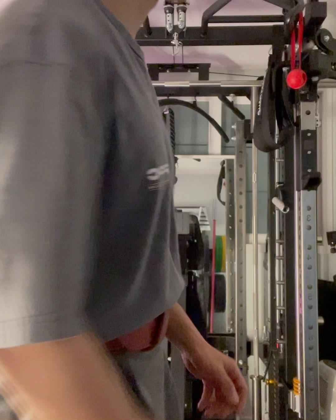 #순돌짐 11/28 운동일지

운동 안하려다가 3종류만 간단하게 움직여봄
풀업으로 몸 풀고 스쿼트 그리고 케이블 푸시다운

넘 가지수가 적은가?🥹

빨래처럼 방치된 옷은 일단 입구 운동했구
쪼금쪼금씩 정리하면서 일 해봅시다

하고픈 건 많은데 시간과 돈이 문제로구나?

#운동 #헬스 #헬린이 #헬린이의하루 #솔로탈출 #몸이라도좋아야지 #깔짝깔짝 #웨이트 #운동하는남자 #금요팅 #무분할 #무근본운동 #가슴운동 #벤치프레스 #덤벨프레스 #운동기록 #오운완 #ㅇㅇㅇ
