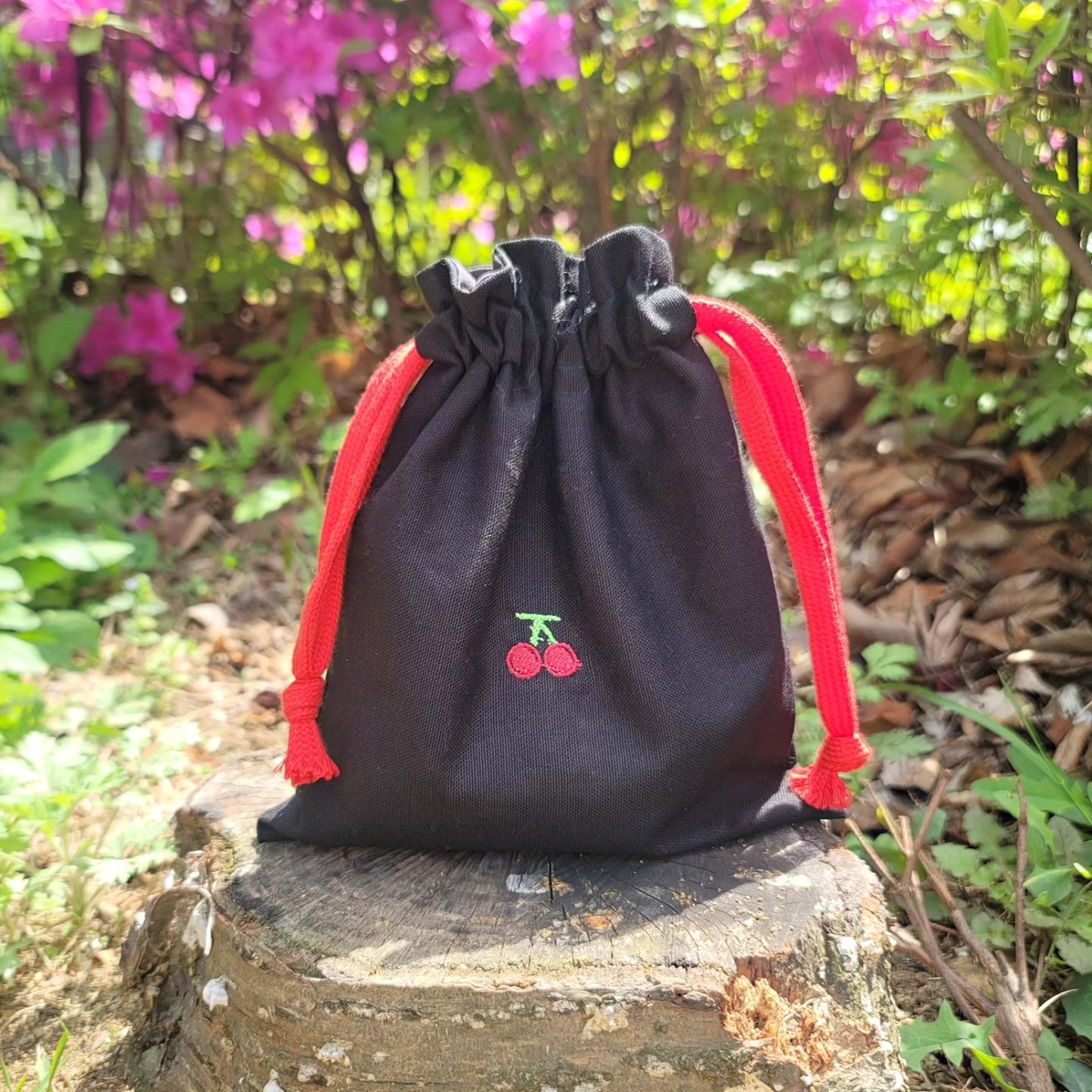색감 조합 예쁜 #블랙파우치 🖤❤️
#화장품파우치 #생리대파우치 로
사용하려고 했는데
디자인이 넘 예쁘고 끈이 달려있어서
은근 들고 다니기도 편함 💃
가방속아이템이 아닌 
들고 다니는 파우치로 쓰고 있는 
넘 귀여운 #체리자수 파우치 🍒

예뻐서 자랑하려고 올려봄😝

#은아수작업실 #스트링파우치 #끈파우치 #핸드메이드파우치 #체리파우치 #체리자수 #자수파우치 #파우치 #핸드메이드 #수납파우치