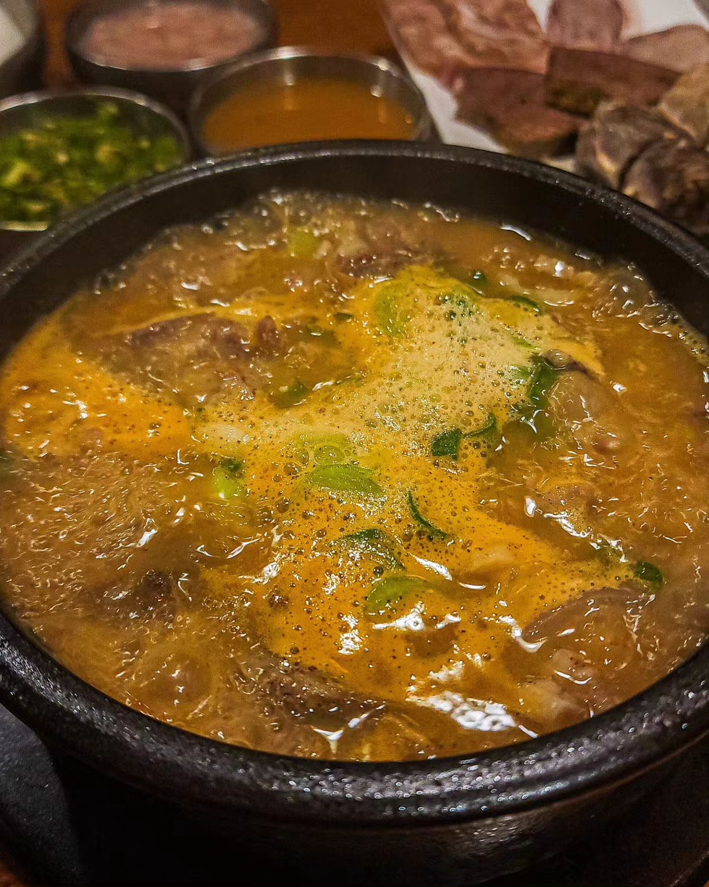 #강창구찹쌀진순대 

구리에서 순대국으로 명성을 날린 그집!
저는 가까운 평내직영점으로 방문했어요

사실 이곳은 제 최애 순대국집이기도한,,,🤤
정식주문하면 사이드로 
맛이다른 순대에 머릿고기 내장 등
맛볼수있게 나오구요
순대국도 양이 정말 어마어마하고
육수도 깊은맛이 정말 최고예요
저는 셀프바에 마련된 청양고추를 취향껏 팍팍넣어
더 칼칼하게 한그릇 뚝딱- 한답니다😆

강창구찹쌀진순대_평내직영점
✅ 경기 남양주시 경춘로 1289
✅ 매일 9:30 ~ 21:30 

.
.
.
.
. 

-
#순대국 #순댓국 #순대
#한식 #오늘뭐먹지#소울푸드
#먹스타그램 #맛스타그램 #맛집탐방 #맛집추천
#남양주맛집 #남양주맛집추천
#구리맛집 #구리맛집추천 #먹팔