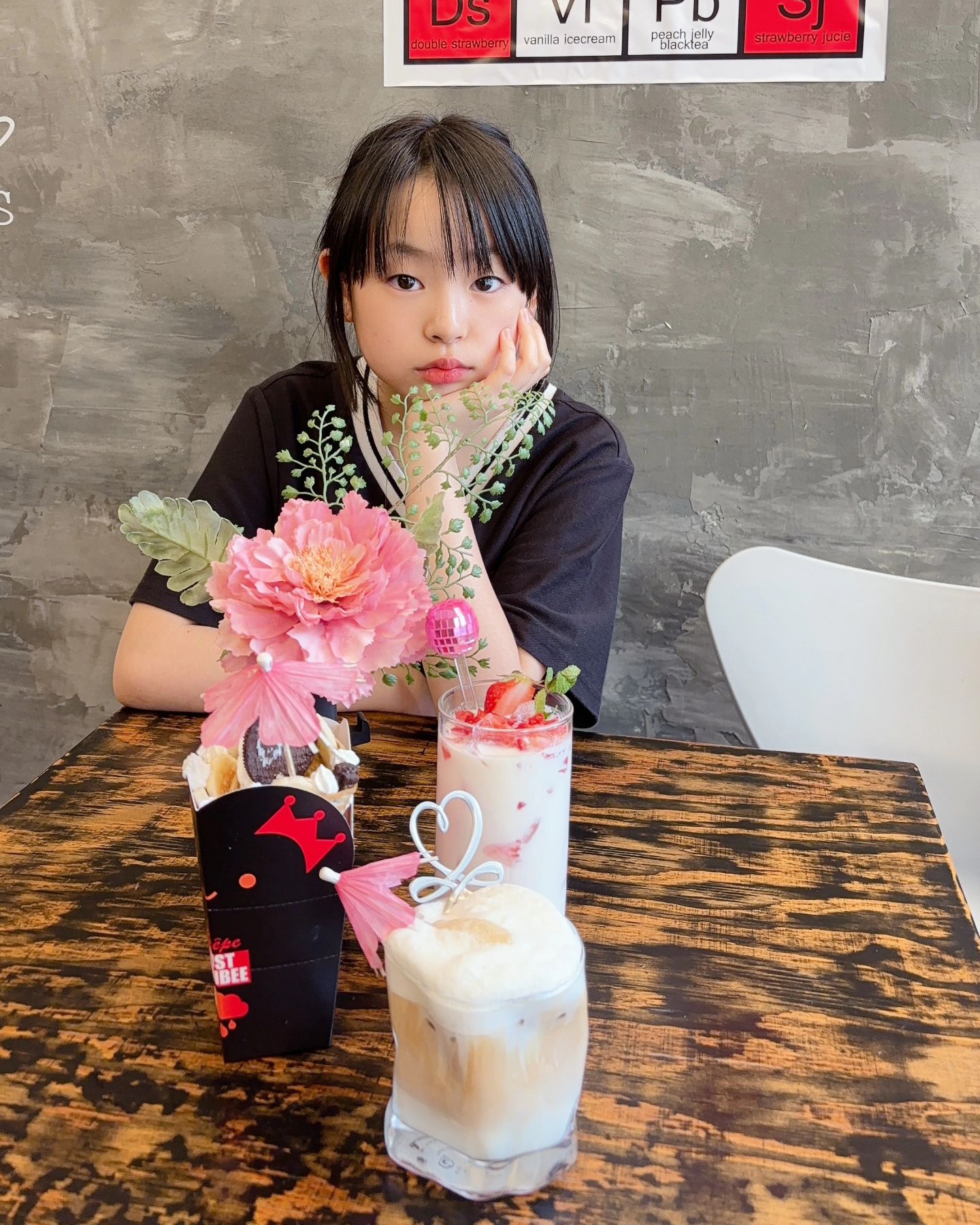 #협찬 #리뷰노트

주말에 서울디저트맛집으로 유명한 크레페 전문점 다녀왔어요^^ 
크레페맛집 ‘저스트단비’
홍대입구역에서 가까운위치에 있어서 찾기도 쉽고 또 주변에 많은 맛집이 있어서 밥먹고 가기 딱좋은 코스에요. 
매장에서 크레페 반죽부터 소스, 재료 하나하나 준비해서  몇년동안 노하우가 녹아진 찐맛집이에요.
디저트용 크레페부터 식사대용 크레페까지 다양한메뉴를 고를수 있어요~
내부매장에는 테이블이 있어서 조용하게 커피한잔과 디저트 먹기에 좋아요🥰

[저스트단비]

✔️ 매장주소: 서울 마포구 잔다리로6길 30 1층

✔️ 영업시간: 매일11:30~ 21:30

✔️ 전화번호: 0507-1442-7745

✔️ 편의시설: 포장,예약,간편결제,배달,무선인터넷

✔️ 네이버 예약주문

크레페는 주문즉시 제조하시기 때문에 주문메뉴에 따라서 소요시간은5~10분정도 걸리는거 같아요. 
매장이용시에는 1인1메뉴>< 
우리 모두 카페이용 매너는 지키자구용🩵
저스트 단비 크레페의 밀가루는 이것저것 섞지않고 미국산 100%, 본연의 맛을 잘 살린 우유와 포천농장에서 키워진 계란을 사용한다고 하셨는데 갓 구워 나와 따끈따끈한 크레페가 바삭하면서도 매우 부드러워요 :)
달달한 크림라떼가 먹고싶어서 추천받은 단비라떼
부드러운 크림이 달지않은 커피조합이 너무 잘어울리는 크림라떼였어요. 커피가 진한편인데 쓰지않고 제가 딱조아하는 커피맛이였어요🩵
간단한 식사대용뿐만 아니라 디저트가 생각날때 간단하게 즐길수 있는 크레페메뉴! 
홍대디저트카페로 부드러운 크레페가 생각날때 추천드리는 카페랍니다💕
justdanbee_seoul

.

#저스트단비 #홍대디저트카페 #서울디저트맛집
#크레페 #크레페맛집 #쿠엔크바나나 
#딸기라떼🍓 #단비라떼