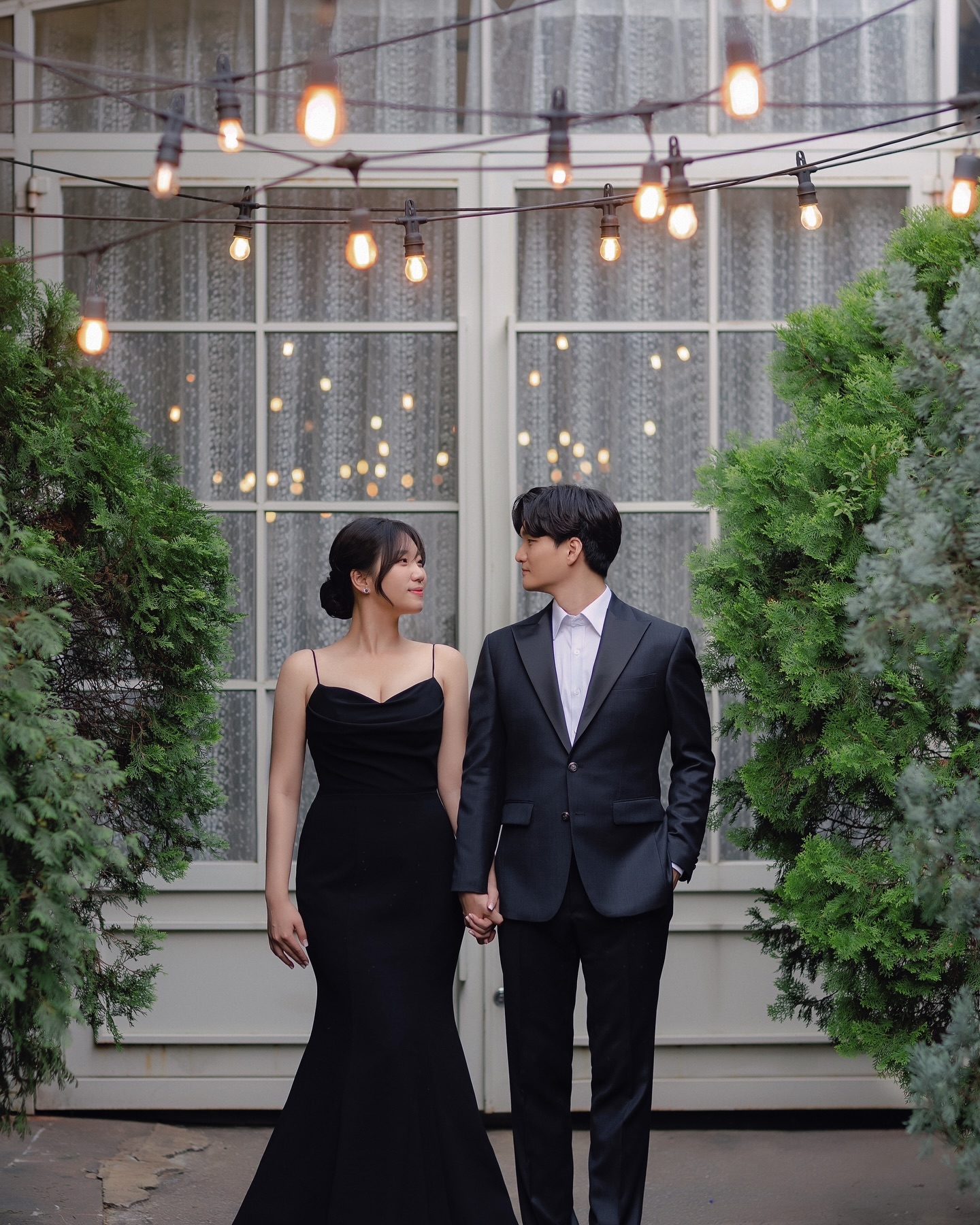 D-2 정윤, 결혼합니다🤍☁️💍

2024년 2월 18일 일요일 오전 11시

언제 1년 되나 싶었는데 살면서 가장 빠른 1년이었네요. 처음 하는 것들 투성이라 모든게 낯설었지만 결국 다 좋은 추억이었어요. 요즘은 일이 너무 바빠서 
인스타를 거의 못했지만 신혼여행 다녀오고 결산만 끝나면 다시 조금씩이라도 해볼까해요🐹 (허공에 외치기)

생각나는 분들도 많고
한 분 한 분 찾아뵈어 인사드리는 게 도리이지만, 
오랜만에 드리는 연락으로 부담되지 않을까, 
실례되지 않을까 조심스러운 마음이 앞서서 
선뜻 연락드리지 못한 분들이 많습니다.

너그러이 이해해주시고 연락주신다면
감사한 마음 담아 정중하게 소식 전하겠습니다.

인생에서 가장 소중한 날 귀한 발걸음, 
귀한 시간 내주시어 저희의 앞날을 축하해주신다면, 
그 마음 평생 잊지 않고 보답하며 살겠습니다.

👰🏻‍♀️신부 김정윤 🤵🏻신랑 김은석 드림
