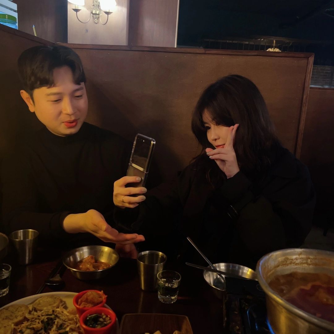 내가 너무 잘나와서 안올릴 수 없는 사진

형선이 폰 어제 새로 사서 개시했는데 
내가 전에 형선이 새폰 바로 떨어트린
전적이 있어서 지 폰으로 셀카 찍는데 
또 떨어질까봐 불안해하며 받치고 있는 모습임

내폰은 소중해요 지켜주세요 하는 형선
아랑곳하지 않고 셀카찌는 디효니
그걸 지켜보는 다해와 수희

다들 뾰로롱

#셀카 #스마트폰개시