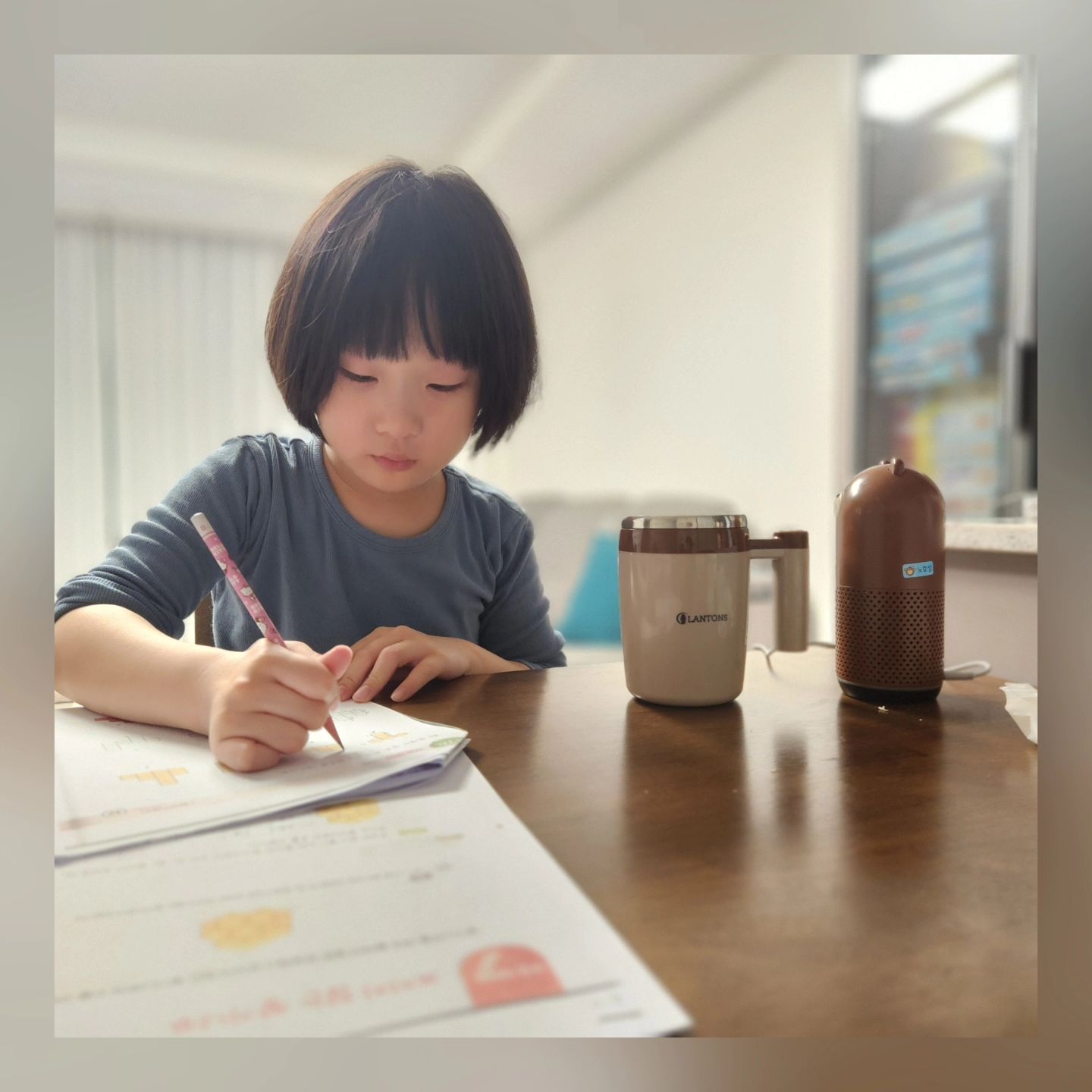 📚✏️ #아들일상 #육아스토리 #교육의길

오늘은 우리 호성이가 집중해서 숙제하는 모습을 보고 마음이 따뜻해졌어요. 🌟 학원 숙제에 몰두하는 아들을 보며 칭찬하고 싶은 마음이 가득! 하지만 사실은 밀린 숙제를 서둘러 하고 있는 중이라는... 😅

숙제하기 싫어하는 우리 호성이, 숙제 완료 후에만 닌텐도 게임을 허락하는 걸로 타협했죠. 🎮 억지로나마 숙제를 하니, 어찌됐건 다행이라고 생각해야겠죠? 😂 그래도 가끔은 '아들이 좀 더 스스로 할 수 있으면 좋겠다'는 바람이 들기도 해요. 어른의 생각만큼 아이들이 쉽게 따라오지 않는 게 현실인가 봐요. 🙈

화도 내고, 타이르고, 설명해주기도 하지만, 정말 어렵네요. 🤷‍♂️ 육아에서 교육이 저에겐 가장 어려운 부분 같아요. 호성이도 이런 저의 고민을 알까 싶어요. 
그래서 호성이도 어려운게 많은가 싶기도 하고 🤔

하지만 이제부터라도 새로운 시작을 해보자, 아들! 아빠도, 엄마도 함께 노력할게요. 💪👨‍👦 우리 함께 성장해보자구! 🚀🌱