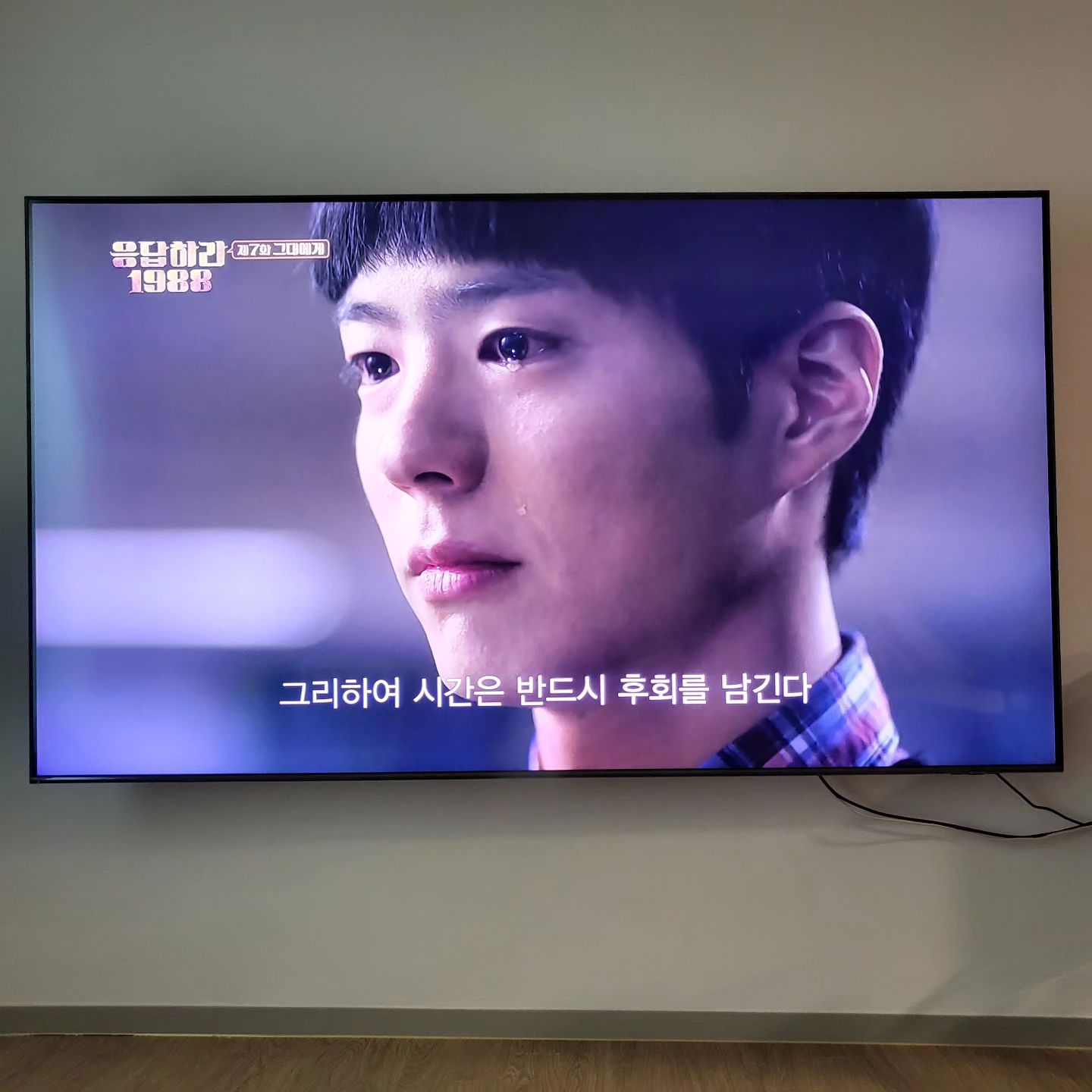 월요일은힘들어.

응팔에서 덕선이 어깨에 손을 올리는 동룡이를 보면서
"뭘하고 있어도 아무렇지도 않은게 꼭 엄마랑 돼지삼촌같네. 꼭 엄마랑 삼촌 얘기같아." 

그랬던 날들. 너무너무 그리워.
산사람은 살아야 한다는 말이 이렇게 버거울줄이야..