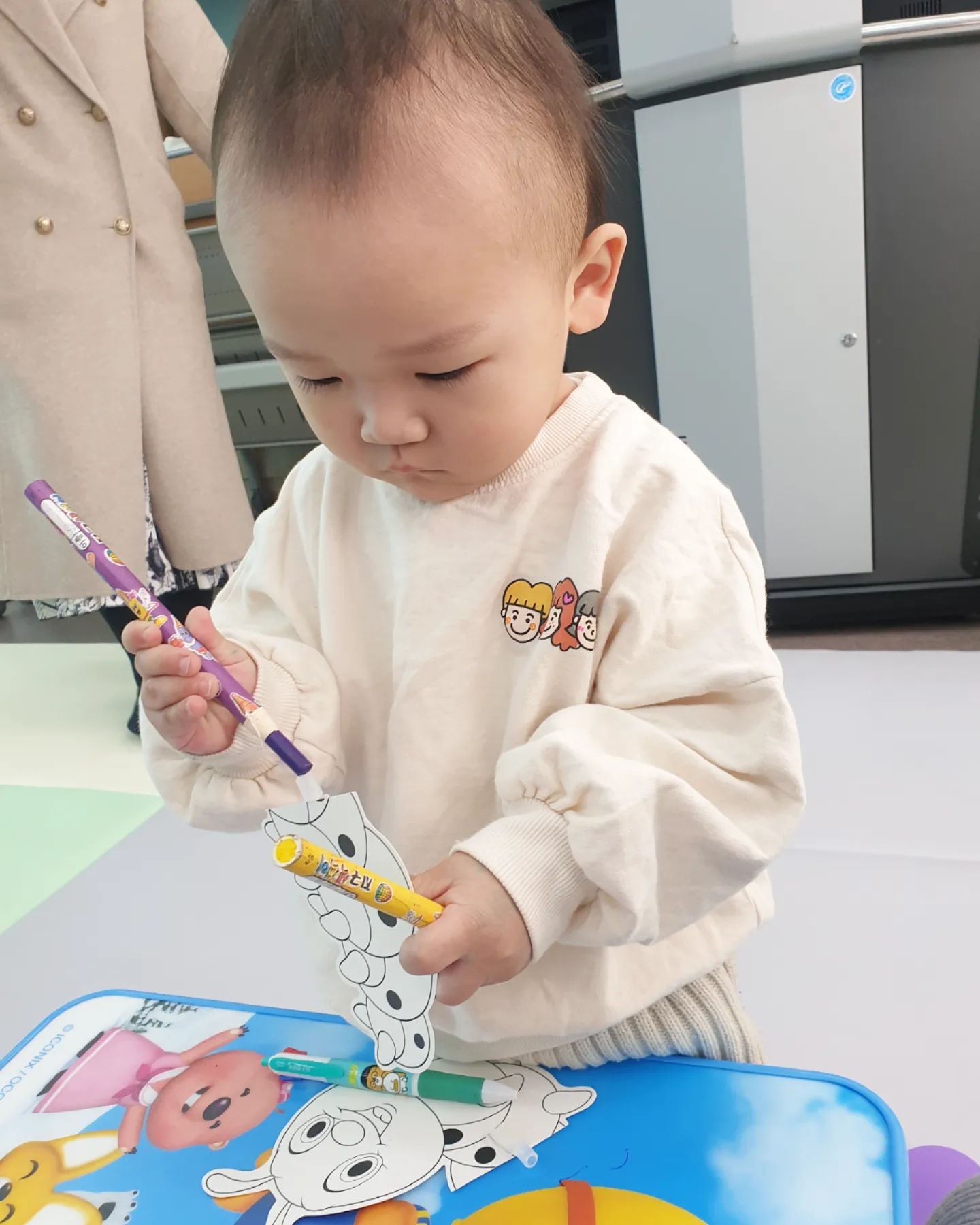 그림책수업이라 부르고 엄마 만들기 수업이였던^^?;;;시간😂 다음엔 수업갈때 과자가져가야겠다. 소워니가 애들꺼다뺏어묵음🤨
수업끝나고 또워니랑 맛점!! 마라샤브 짱맛탱🤩
꼬기를 참잘먹는 아들랑구^^;;목구멍까지 손이😅😅
후식아이스크림까지 클리어~~🍨🍦

#가정보육일상👩‍👦#15개월아기👶🏻#20240321thu