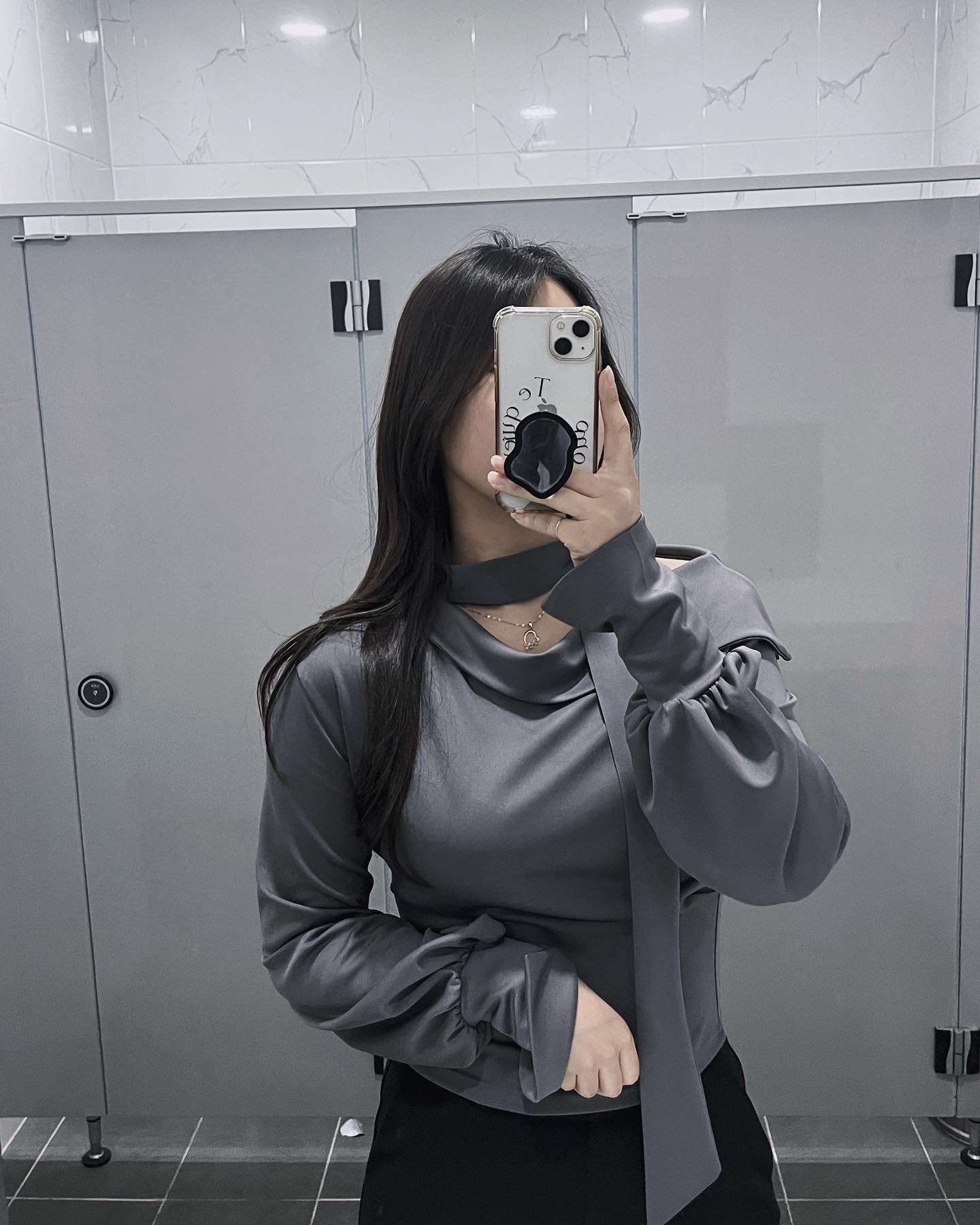 이제 다들 결혼하는구나
매번 청바지만 입고다녔는데
이제 슬슬 하객룩 준비할 나이라니,,
.
.
머리 예쁘게 드라이해준 지은쌤 namji_0_ 
감사해요 🖤🖤