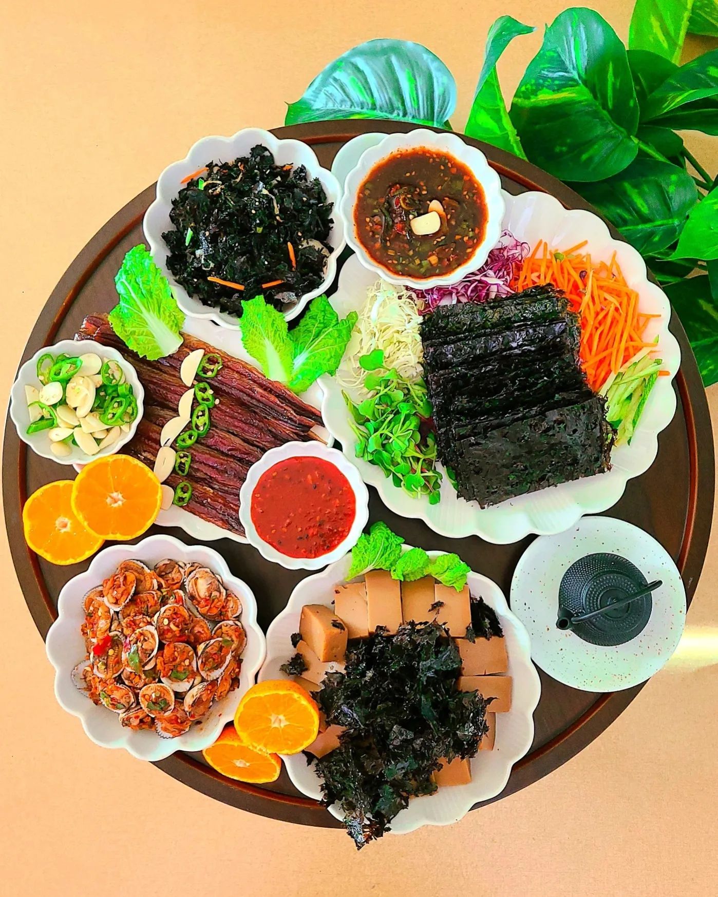 #집밥이젤좋은뇨자🏡 #곱창김 #제품제공 

🍱겨울이 돌아오면 구멍 슝슝 뚫린 곱창김 생각이 간절해집니당!!^^
오늘이 바로 일년의 한을 푸는 날!! 즤에겐 아직도 100매의 곱창김이 남아 있습니다!!

😋질 먼저 좋아하는 과메기는 초장 푹 찍어 곱창김에 싸서리..헐! 이 맛 무엇~바로바로 과메기의 하이뜀틀적 신분상승ㅋㅋ 사람 혼 쏙 빼놓는 곱창김의 몸놀림 ~카앜ㅋㅋㅋ

🤩곱창김 뿌셔뿌셔~ 참기름 촵촵 묻쳐~ 도토리 뭉퉁그린 묵김무침 ~우아악ㅏ앜~다소 강압적인 호형호제 부르며 입으로 슝슝 ✈️ 

🌿숟가락과의 애착관계를 부르는 하얀쌀밥과 햇김과의 공저! loss 하나 읍씨 입으로 쏙~ㅋㅋ😚

😜당근 양배추 오이 채썰어 ~ 참치마요소스에 퐁당 느~ 요거 참치마요김밥이야~신앙심을 불어 넣고 아~쏙~맛있지?^^;;;; 강요스런 독실함의 향기 폴폴ㅋㅋ

➡️요래요래 맛있는 밥도둑 곱창김은 1년중 김 양식 초기에 한달 정도 소량만 채취 가능한 특별하고 희소성 있는 김입니다

➡️두장을 겹쳐 달궈진 팬에 초록빛이 돌 때까지 앞 뒤로 살짝 구워주면 더욱 달고 맛있답니다

🌱부디..해농 김 맛을 모르는 사람이 없게 해주세요 🙏 🌱
.
.
.

👇👇👇
haenong_official
🌱(해농)🌱
.
.

#해농 #해농김 #해농데이 #햇김 #김 #김자반 #도시락김 #김밥김 #김맛집 #미니도시락김 #도시락 #반찬 #반찬만들기 #반찬스타그램 #밥상 #저녁밥 #저녁밥상