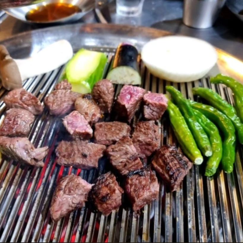 #협찬 #럭키맘일상 x 326_bistro

고기가 생각나는 주말 

금호동 핫플 금남시장내에 있는
소고기 & 한돈 맛집
소문난 326 숯불구이로 출발!!

326시간 숙성한 소고기&한돈이라 
평일에도 사람들이 북적북적 대박 맛집

고기가 야들야들
생각없던 입맛도 돌아오게하는 곳

친절한 직원과 서비스 최고 👍 
가성비 최고인 세트메뉴 ✌️ 
연초 회식이나 가족모임하기 좋은 곳 😆

🎈서울 성동구 장터5길 4 1층
🚘인근 공용주차장이용
⏰매일 14:00~23:00

📃무선 인터넷, 남/녀 화장실 구분, 예약, 단체 이용 가능, 반려동물 동반, 유아의자

#326숯불구이 #금남시장맛집 #금호동맛집 #금호역맛집 #금호동소고기 #금남시장고기집 #금호역고깃집 #금호동고깃집 #금남시장소고기 #금호동고기 #소고기맛집