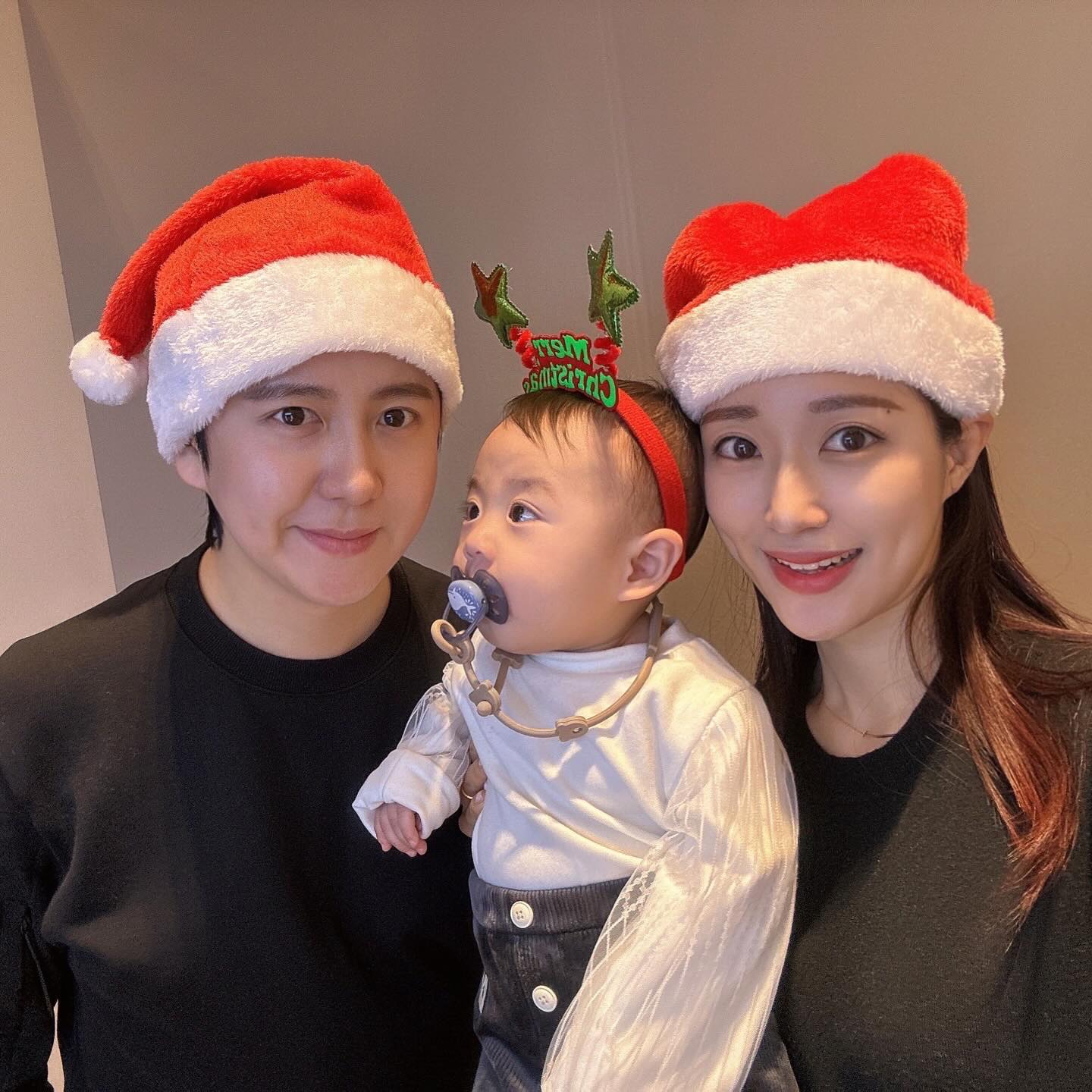 아빠바라기이자 엄마껌딱지
우리 햇살이의 300일을 너무너무 축하해🫶🏻✨
오늘보다 내일 더 많이 사랑할께🖤🤍❤️
.
.
.
#300일#기념으로#여장#🎉
#가족사진#아들둘#407개월아기#9개월아기