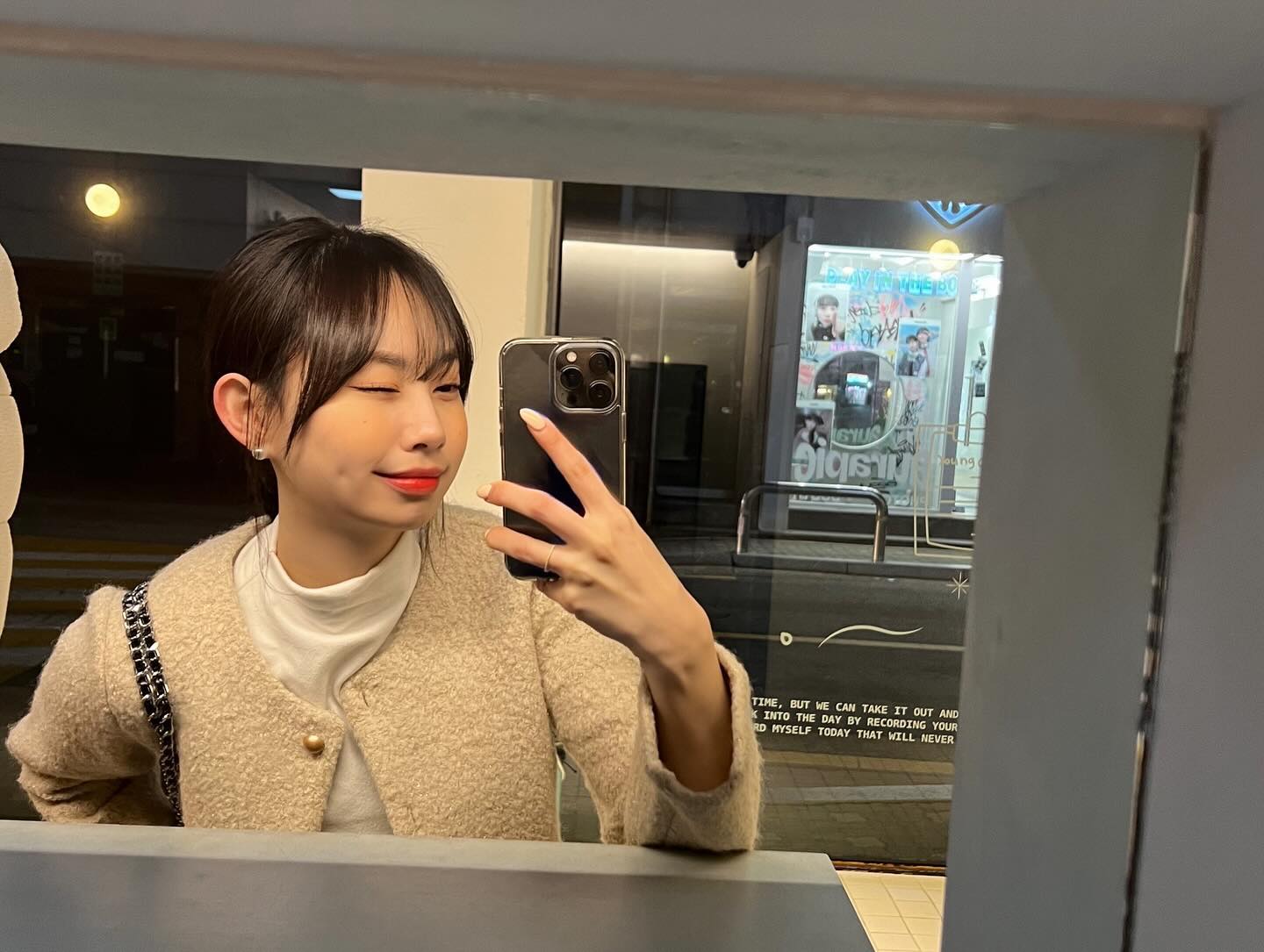LIVE 부끄러워서 옆으로 돌림