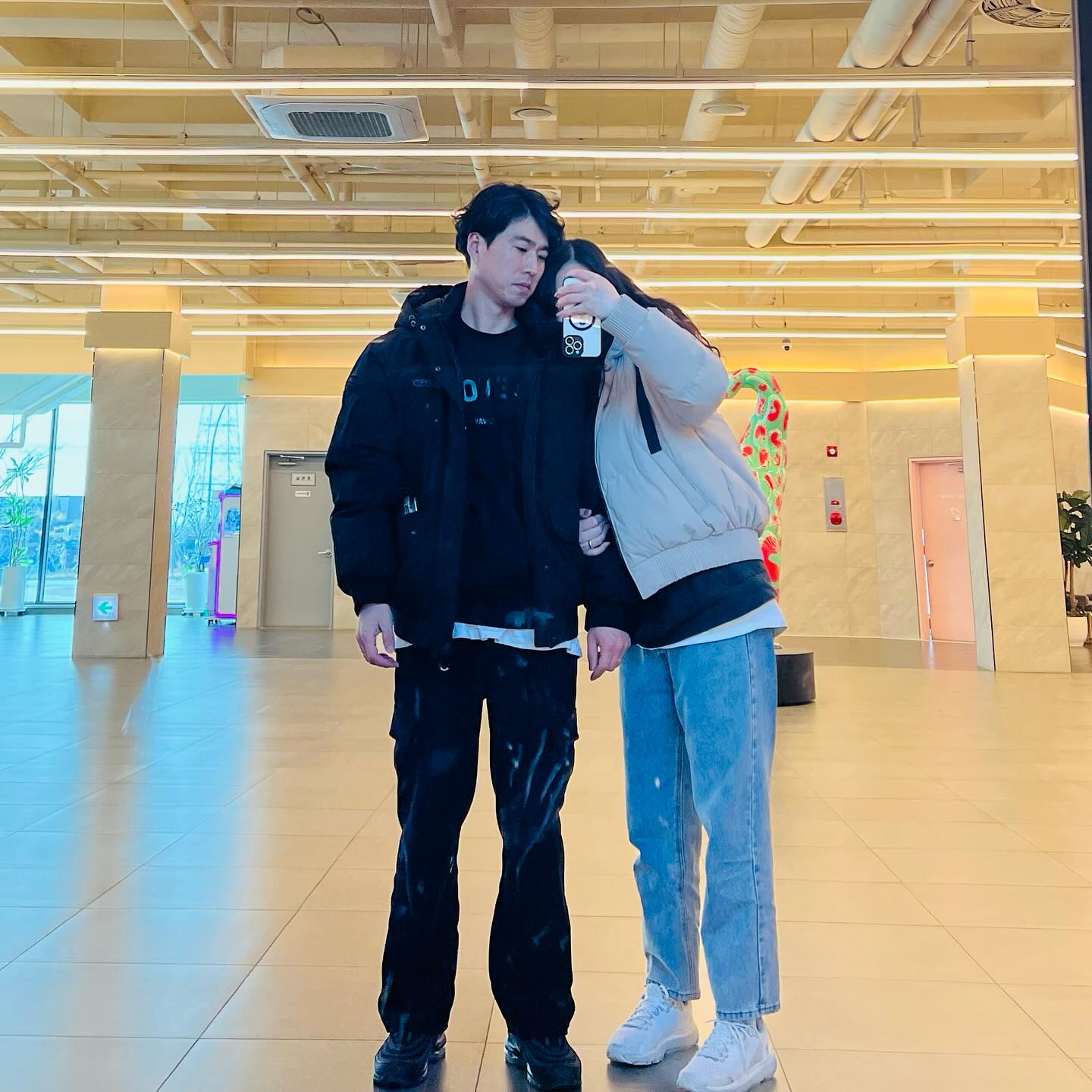 ⠀⠀⠀⠀⠀⠀⠀⠀⠀⠀⠀⠀⠀⠀⠀
3년만에 다시놀러온 제부도펜션💙
우리 첫여행때 갔던 그펜션, 똑같은 방으로ㅋㅋㅋ
추억의 장소에 다시가보는것도 너무좋넹💙

옛날게임얘기 1도모르겠는데 우리 네살차이맞아??ㅋㅋ

#3년뒤에또옵시다 #3년주기 #제부도여행