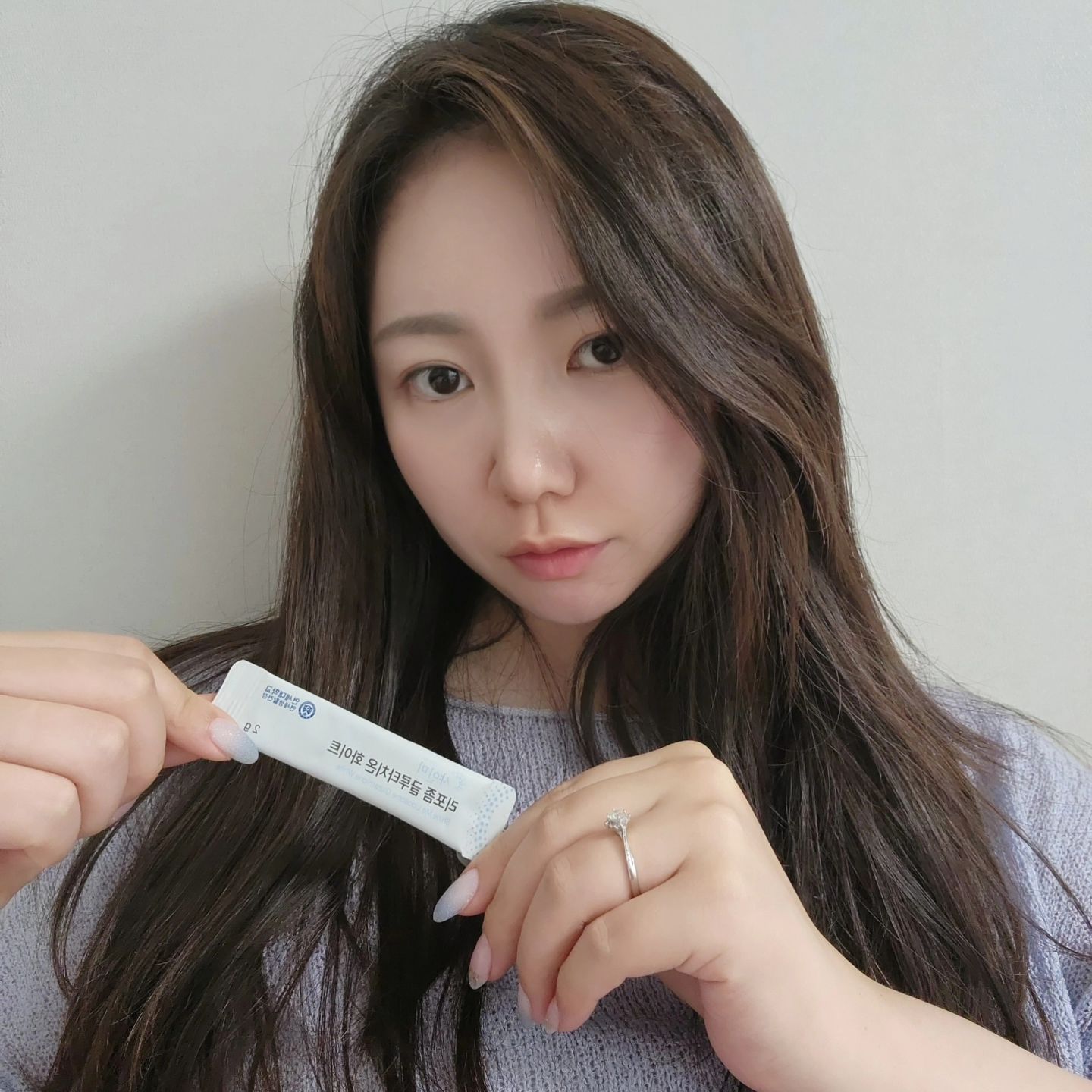 #협찬 #샤인미리포좀글루타치온화이트

맛있게 글루타치온을 채우는 방법 🤍
달콤새콤한 샤인미 리포좀 글루타치온 화이트 섭취하기!

석류맛 분말타입으로 가볍게 먹기 좋고,
언제 어디서나 휴대하기 편하니까 잘 챙겨먹을 수 있어요.

특히, 샤인미 리포좀 글루타치온 화이트는
리포좀 제형으로 체내 저장 흡수율이 뛰어나다는 점 ⭐️
초저분자 피수콜라겐으로 장까지 안전하게 전달한답니다.

비타민C도 함유되어 있어서 한 포로 쉽게 관리해요.
샤인미 리포좀 글루타치온 화이트와 함께
밝고 맑은 피부 관리 어렵지 않죠?

#글루타치온 #글루타치온추천 #글루타치온효능 #글루타치온영양제