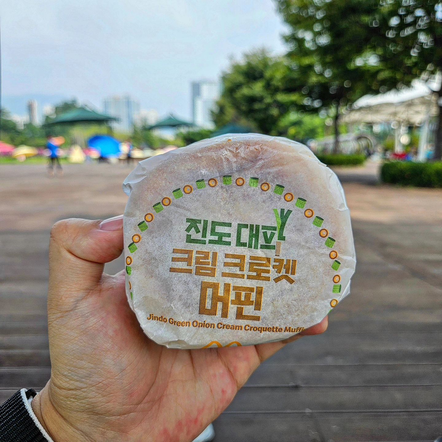 다시 돌아온 맥도날드 진도 시리즈

작년에는 하나도 먹어보지 않았지만
올해는 머핀, 버거 모두 먹어보았다.

🍔 진도 대파 크림 크로켓 머핀
🍔 진도 대파 크림 크로켓 버거

워낙 호불호가 갈리던 메뉴라서 고민은 되었지만
내 입맛에는 딱이어서 개꿀맛이었다.

아무래도 호불호가 강했던 이유는
크로켓의 식감이 크지 않을까싶다.
나는 그 식감마저 죠습니다.🦈

생각보다 물컹한 느낌의 크로켓 식감이
크로켓이 익숙치 않는 이에겐 더 반감을 준 듯

올해 진주, 진도 시리즈는 먹어 보았으니
창녕 시리즈 재출시하면 먹어 보아야지😋

#맥도날드 #mcdonalds #먹스타그램 #먹스타 #맛스타그램 #맛스타 #진도대파크림크로켓머핀 #진도대파크림크로켓버거 #맥모닝 #맥런치 #빅맥 #내돈내먹 #리뷰 #review