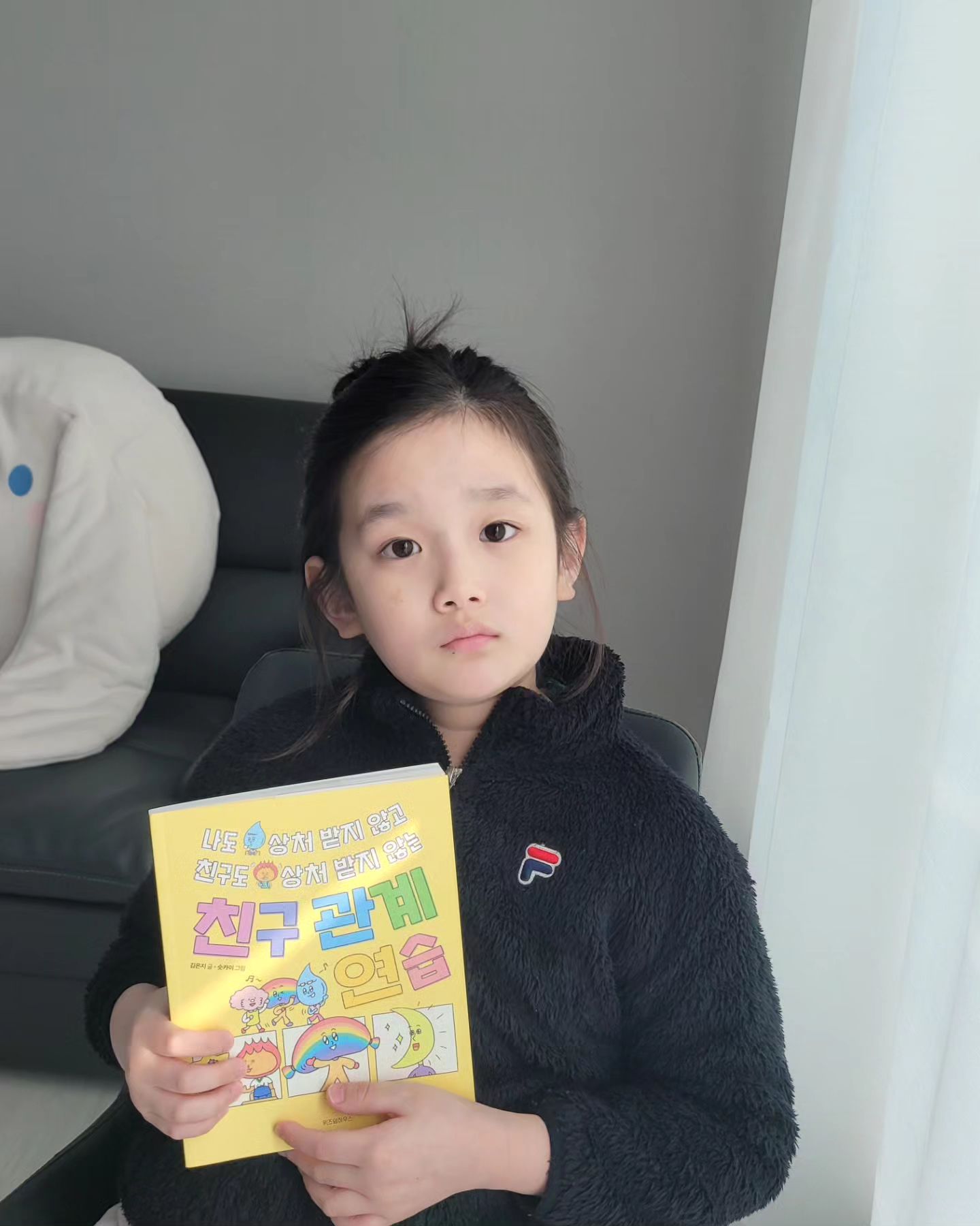 #제품제공
세준이에게 꼭 읽혀보고 싶었던 책🥨

#나도상처받지않고친구도상처받지않는친구관계연습

이 책의 저자이자 소아청소년 정신건강의학과 전문의
김은지 원장은 현장에서 많은 아이와 상담했던 경험을
이 책에 담았다.

소심해서 친구에게 잘 다가가지 못하는 아이, 친구에게
너무 매달리는 아이, 친구에게 아예 관심이 없는 아이 등

기질과 성격에 따라 다 다른 친구 관계 고민에
따뜻한 공감과 명쾌한 조언을 건넨다.

고민을 툭 던져 놓고 해결책을 설명하는 데 집중하기보다
친근한 만화로 구체적인 상황을 보여 주어 어린이들이
❝아! 나도 이런 적 있었어!❞ 하고 몰입하고 공감할 수 있다.

혼자만 겪는 일인 줄 알고 끙끙 앓는 어린이들에게 
나만 그런 게 아니었구나! 하는 위로와 용기를 준다.

각 챕터 마지막에는 만화에서 나온 주인공들이
상담 내용에 맞추어 어떻게 문제를 해결하는지
예시를 보였다.

어린이들이 비슷한 문제에 맞닥뜨렸을 때
해결 방법을 찾는 데 힌트를 얻을 수 있다.

이런 연습을 통해 좀 더 자신 있게 친구를 사귀고
자기 자신을 지키면서 관계도 잘 이어 나갈 수 있는
단단한 세준이가 되길 엄마가 응원할게🌈✨️

wisdomhouse_kids

#위즈덤하우스 #친구관계연습 #말하기연습
#초1맘 #초등맘 #초등저학년 #초등교사100명강력추천
#초등친구관계 #신학기필독서 #책읽기 #키즈모델
#주니어모델 #초등맘 #육아맘 #키즈인플루언서
#육아 #새학기 #신학기 #남아모델 #키즈패피 #키즈
#키즈스타일 #키즈오오티디 #주니어스타일 #초등교육