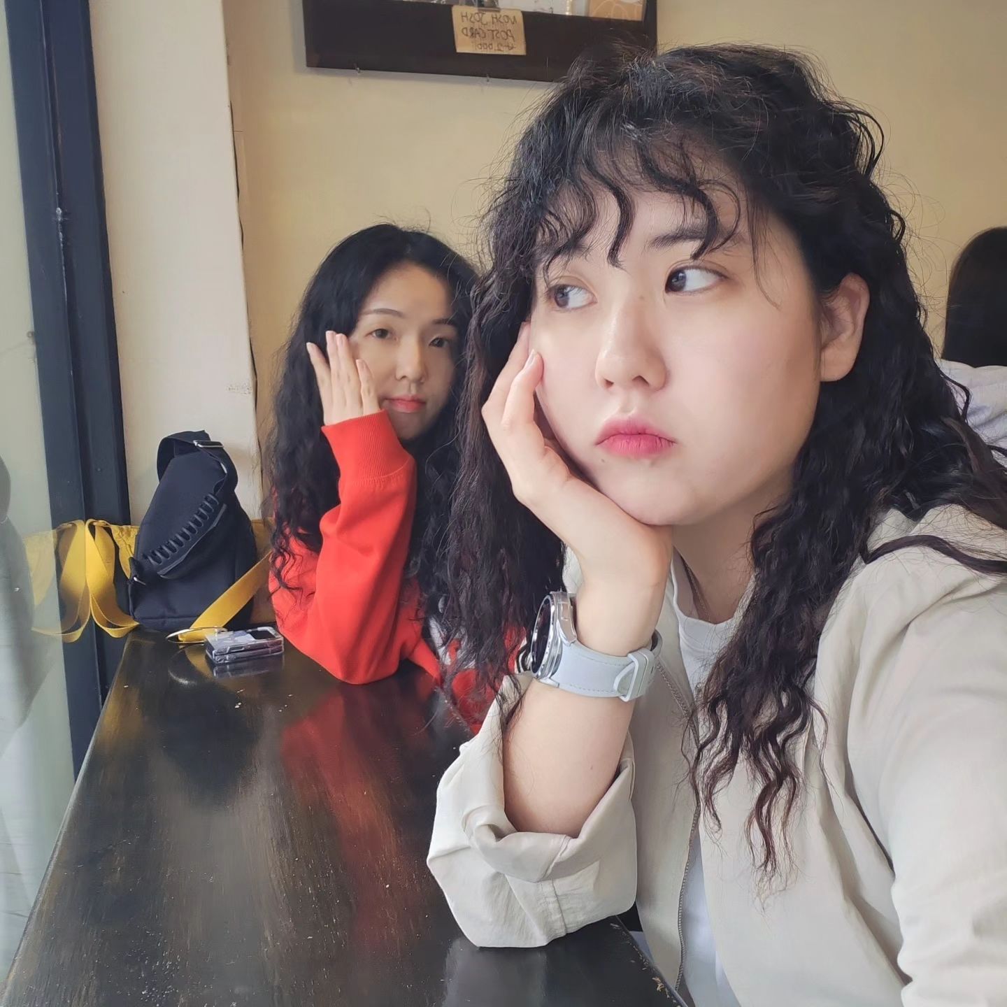 진짜 오랜만에 피드 올려요!
인생 최대 노잼 시기...세상 아무것도 하기 싫어서 집도 엉망 정신도 놓고 사는 것 같고.. 일은 바쁜데 맘에 여유가 없어서 한참을 아무것도 올리기가 싫더라구요 🤣
기분 전환으로 머리 볶고! 맛있는 밥도 먹고!!

#노랑머리미용실 #히피펌성지 #뽀글머리 #인생권태기 #극복중