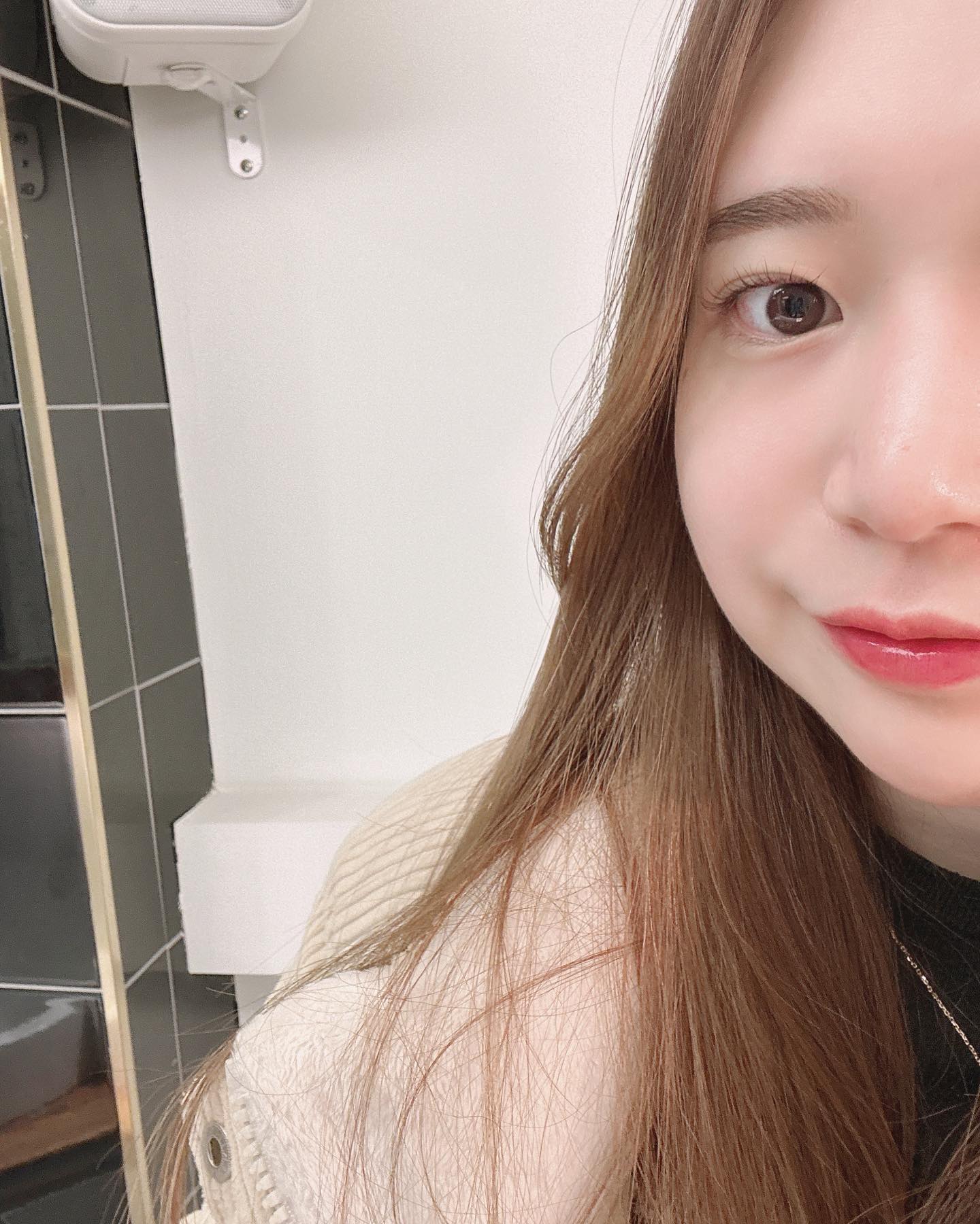 #협찬 #뷰티바잉 

얼른 예뻐지려고 쌩얼로 호다닥 달려간 #속눈썹맛집 뷰티바잉 
눈화장 안하고가면 빠른 진행이 가능합죠 😏 (파우더룸도 있어용😉)

일반 속눈썹펌을 받으러 갔다가 , 보다 또렷하고 지속력이 좋다고 하셔서 틴팅펌으로 진행했는데 결과물 대만족 🤩

추울까봐 베드를 따뜻하게 준비해주셨으나 워낙 더위를 많이 타는 체질이라 더워하니까 손 선풍기를 주신 배려킹 선생님..최고에용👍🏻

나도 모르게 역대급으로 눈을 많이 떨었는데도 차분하게 그리고 예쁘게 잘 마무리해주셔서 정말 감사합니다 ❣️ 

속눈썹펌&연장&왁싱은 #건대뷰티바잉 으로 🫶🏻 
👉🏻 beauty_buying_ 

 #건대속눈썹 #건대속눈썹연장 #건대뷰러펌 #뷰티 #건대 #건대입구