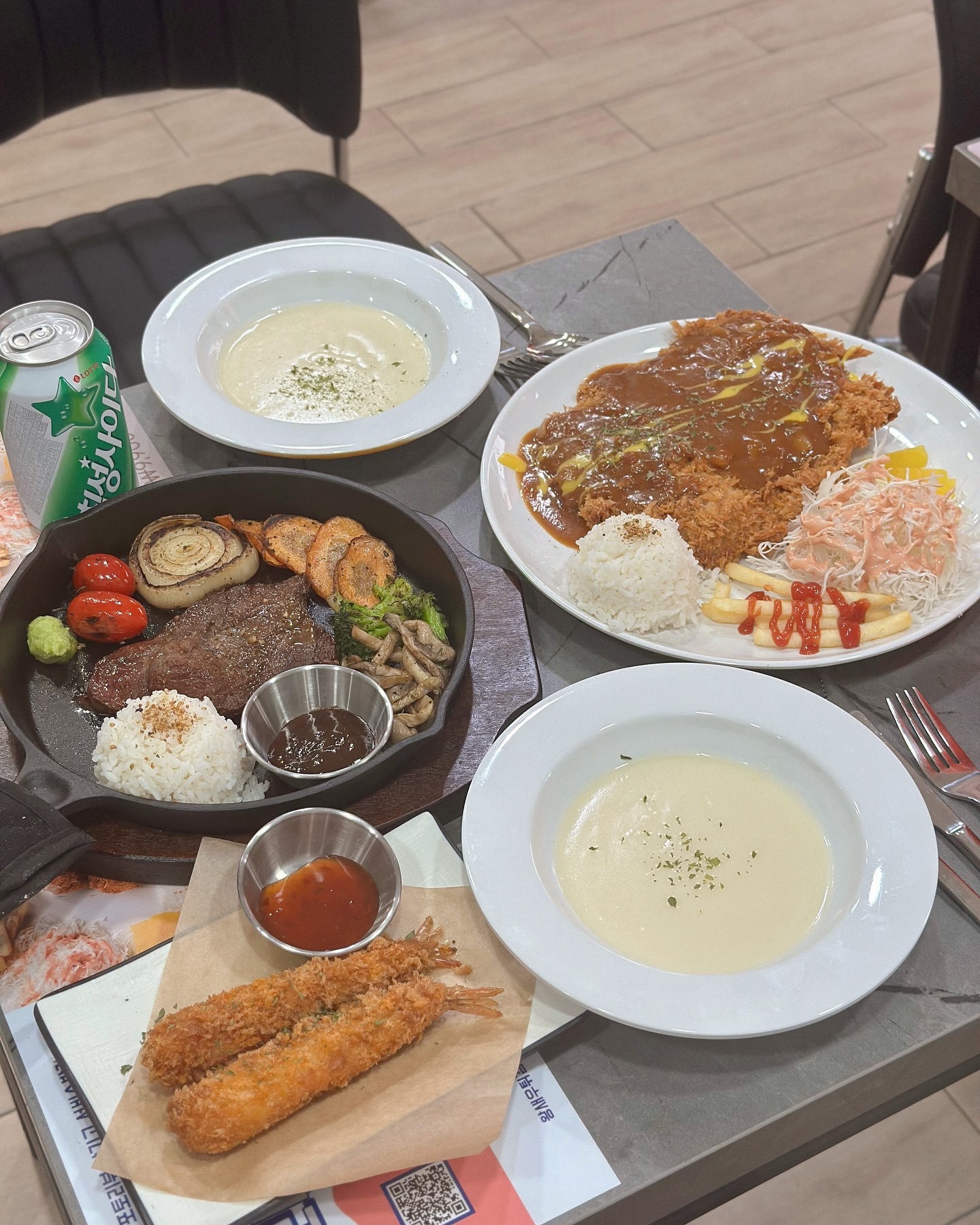 #협찬

통큰 옛날 경양식돈까스 가성비 맛집 [ 대단한돈까스 인동점 ] 
요즘 직장에 일이 너모너모 많아서 입맛도 없고
스트레스 어마하게 쌓이는 중에 귀한 음식 대접해 주신 
대단한돈까스 인동점 사장님 감사합니다 :)

대단한돈까스 인동점은,
연예인들도 방문해서 극찬 할 정도였는데요 ꔛ
시장 입구에 위치해 있어서 어렵지 않았고,
시장주차장을 이용하면 되서 주차도 편리했어요 ◡̎

저희는 대단한돈까스, 대단한스테이크를 메인으로 주문했는데
겉바속촉!! 겉은 바삭바삭하고 속은 아주 촉촉하고 
맛있는 경양식 돈까스였고, 스테이크는 내 취향이 아니였던걸루😅

돈까스 크기가 크면 바삭함이 덜할수도 있는데
고그도 부드럽게 잘리고 아주 바삭바삭해서 
돈까스맛집으로 인정!! 😋

대단한돈까스의 숨은 메뉴는 떡볶이라고 하던데,
저희가 늦게 알아버려서 주문하지 못했지만
다음에 재방문 하게되면 꼭 먹어보려구요!! ෆ
⠀
⠀
⠀
[ 대단한돈까스 인동점 ]
• 경북 구미시 검성로 68 나동 1층
• 월-토 10:00~20:00 (일요일 휴무)
⠀
⠀
⠀
#대단한돈까스구미인동점 #구미인동돈까스 #구미인동맛집 #황상동돈까스 #황상동점심 #황상동맛집 #구미황상동맛집 #구미황상동돈까스 #구미황상동점심 #대단한돈까스 #돈까스창업 #돈까스프랜차이즈