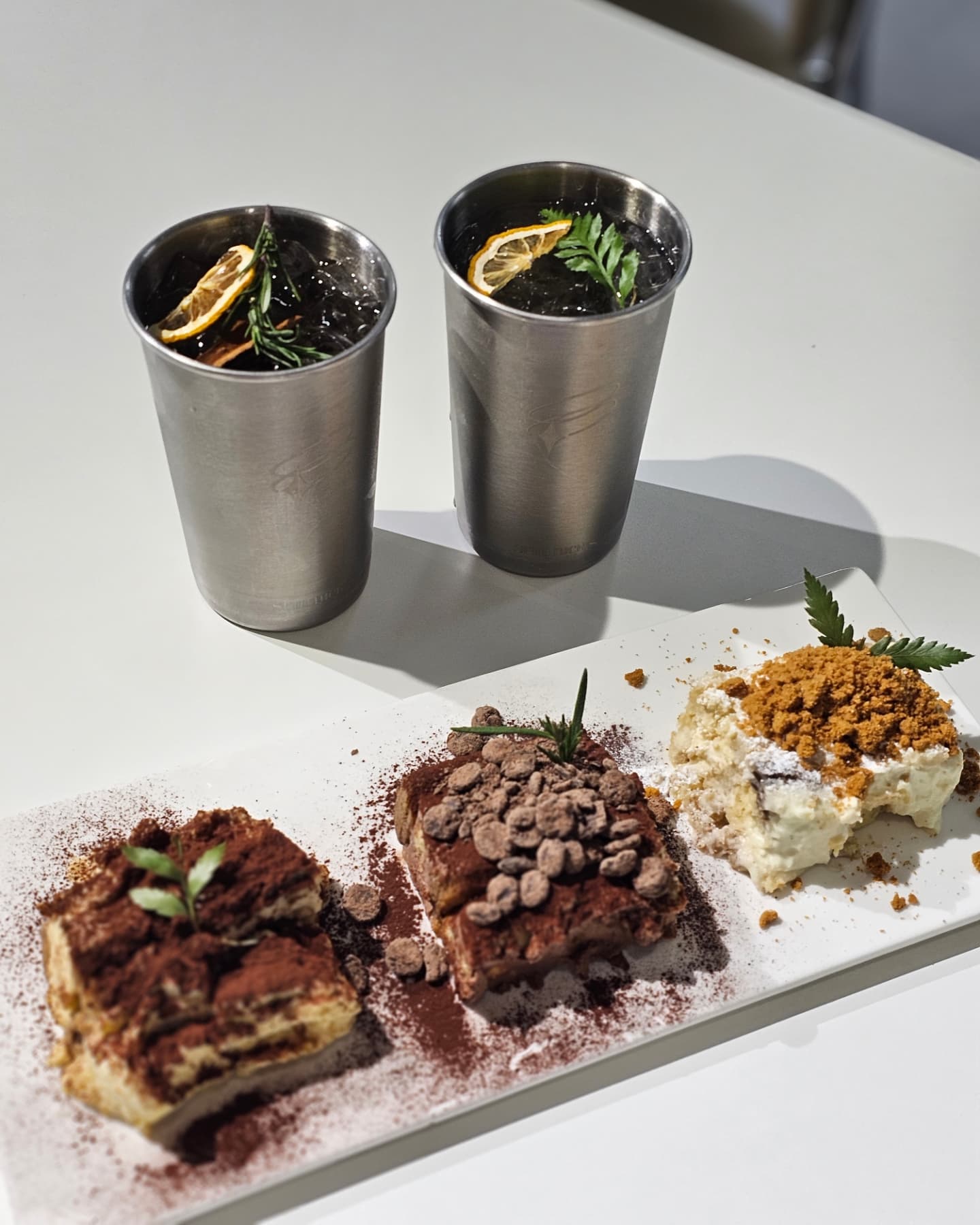 맛있는 티라미수 케익~~
강남역에 조용하고 넓은 카페 찾음.
루프탑까지 총 6개층.
노트북으로 일하기도 좋고 티라미수도 맛있음
그리고 오픈시간이 무려 밤 12시까지라니~~

👉🏻셀렉티드닉스 
📍서울시 강남구 테헤란로 4길 37
⏰️월-금 08:00-24:00
  토,일 11:00-24:00

#강남역카페 #강남역루프탑카페 #강남역티라미수 #강남역스터디카페 #강남역대형카페