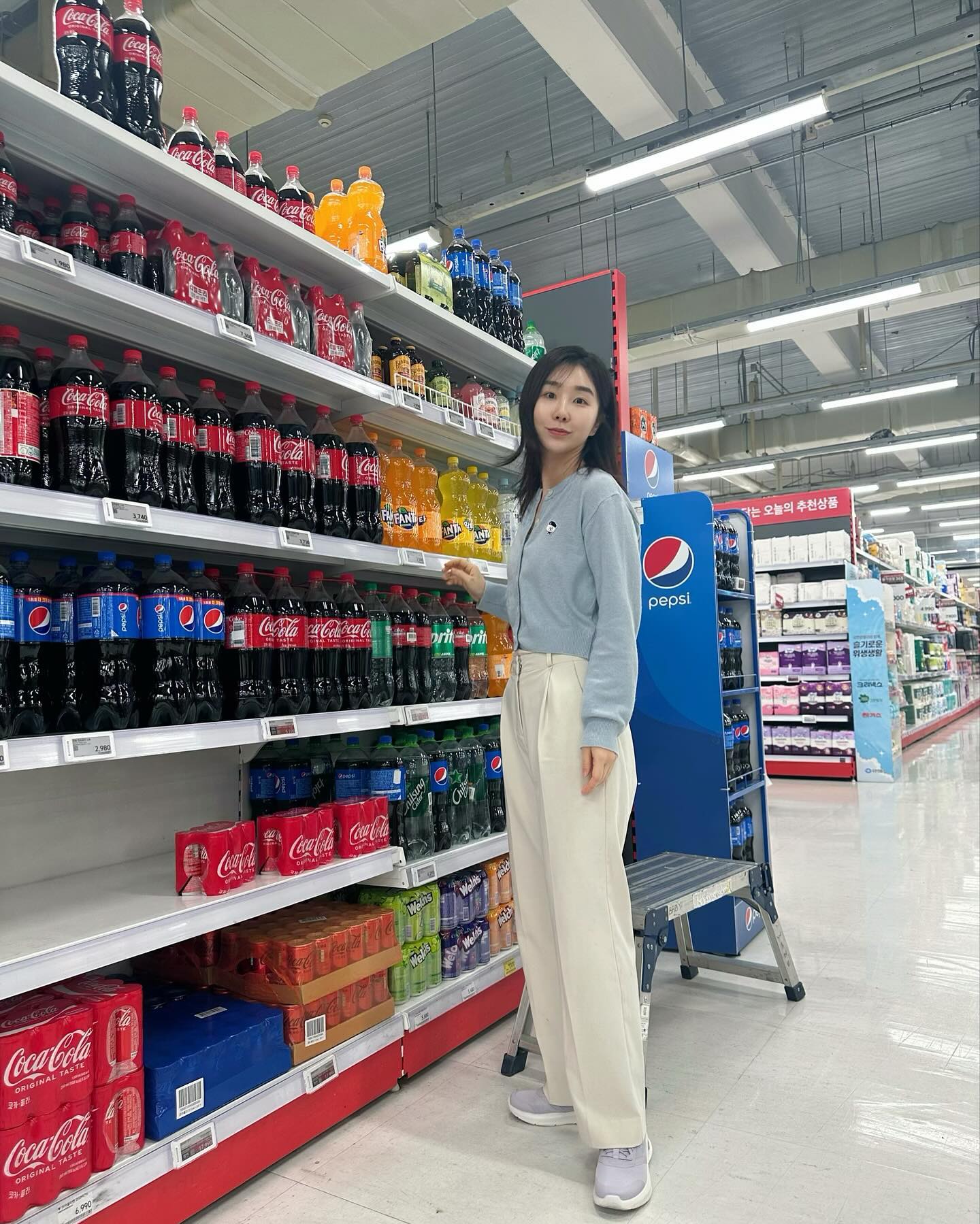 그래서 제가 머리를 어떻게 잘랐냐면요,,💇‍♀️
자른지 하루만에 머리가 벌써 긴 것 같구요(?)
적응되면 스타일 찾아가면서 더 잘라가보려고요😆

 산뜻한 머리에 잘 어울리는 가디건 입구🤍
제가 입은 비욘드클로젯 가디건은 자사몰에서 신규회원 대상으로10% 할인 쿠폰 발급 중이래요😆✨