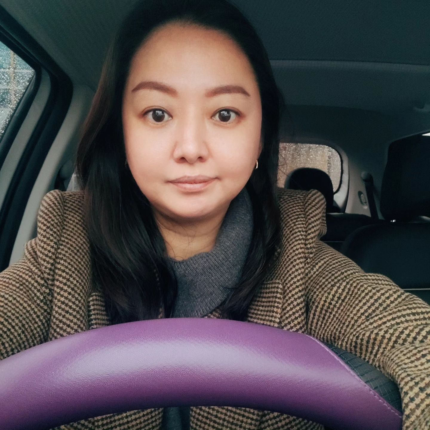 #힘들구만 #욱쏭
사람과 사람의 관계는 늘힘든거 같아요😮‍💨
아무리 노력해도 잘안될때가 있는가하면,
별노력없이도 쉽게 잘될때도 있죠🤣

지긋지긋한데, 이상황을 바꿔보고싶은데, 상대가 완강하면
기운빠지기도 하구요~

인친님들은 어떠신가요?? 다른사람과의 관계, 쉬우시나요??

전, 친구건, 연인이건 뭐든 노력에 비해 관계가 잘 이뤄지지가 않을때가 많은거 같아요~ 
다들"너, 성격 정말좋다~"라고, 말할뿐 지속되는 관계가 잘없고 
뭐든 제가 양보하는게 당연해야하는관계만 지속되더라구요.
오늘도 그동안노력했던 사이는 멀어져버렸는데ㅋ 
별생각없이 만난사이는 쉽게 다음을 약속하게 이뤄져서, 
"이게 맞나?" 싶은 하루입니다.