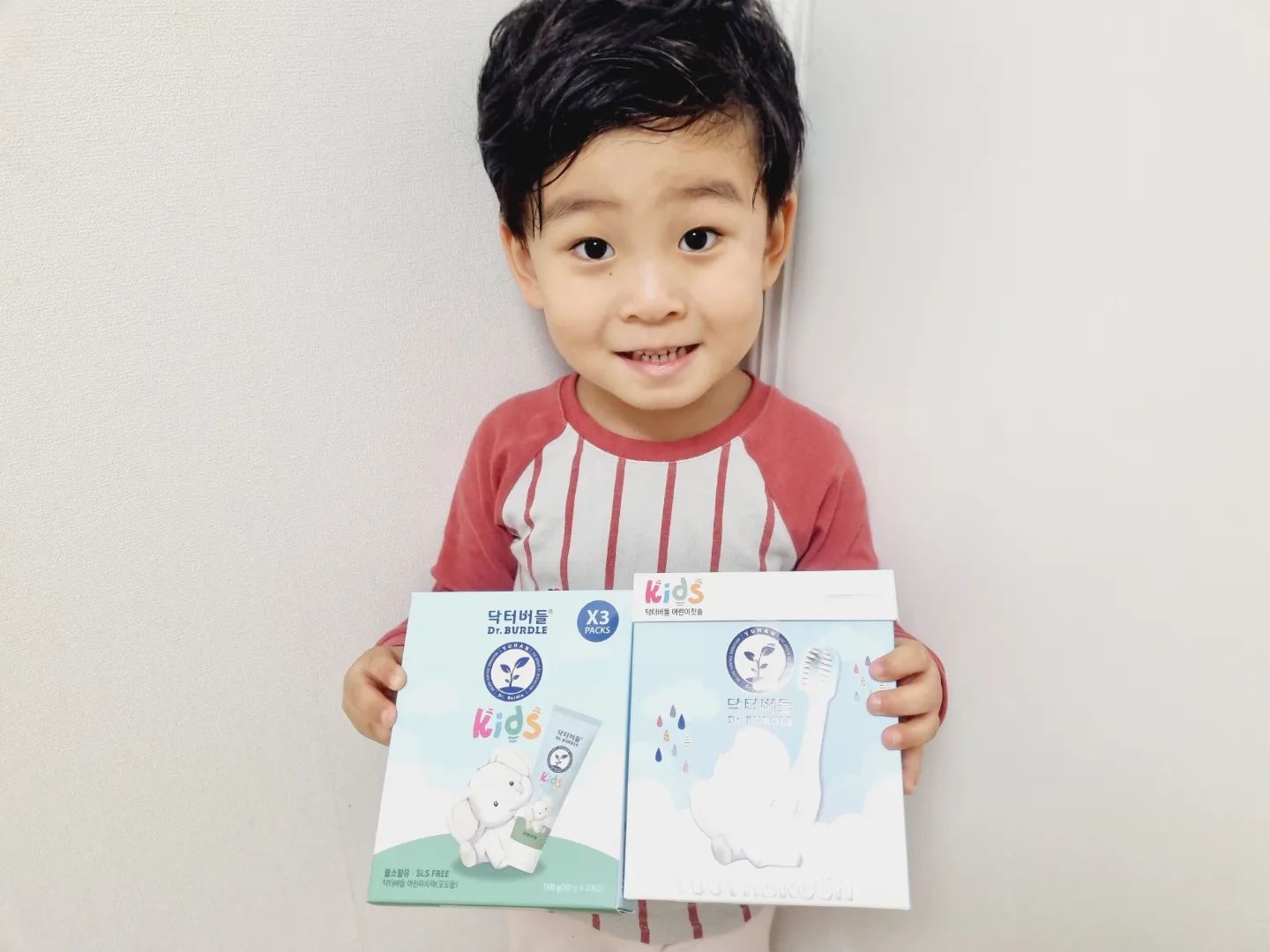 #협찬 닥터버들 어린이 치약&칫솔
.
닥터버들 치약은 불소1000mmp 함유로 충치예방 관리 가능하고
.

닥터버들 어린이칫솔은 연령에 따라 단계별로 구분되어
부드러우면서 탄력있는 칫솔모가
아이 작은 치아 하나하나
꼼꼼하게 닦아주니까
치아 관리하는데도 어렵지 않아요
.
 인체공학적인 디자인으로 아이들의 작은 손으로 잡고 치카치카하기 쉽고 둥근 헤드로 편하게 양치 가능해서 어린이집준비물로 보내줬어요^^
.

#닥터버들 #유한양행치약 #어린이불소치약
#키즈치약 #믿고쓰는닥터버들
dr.burdle

​​

​