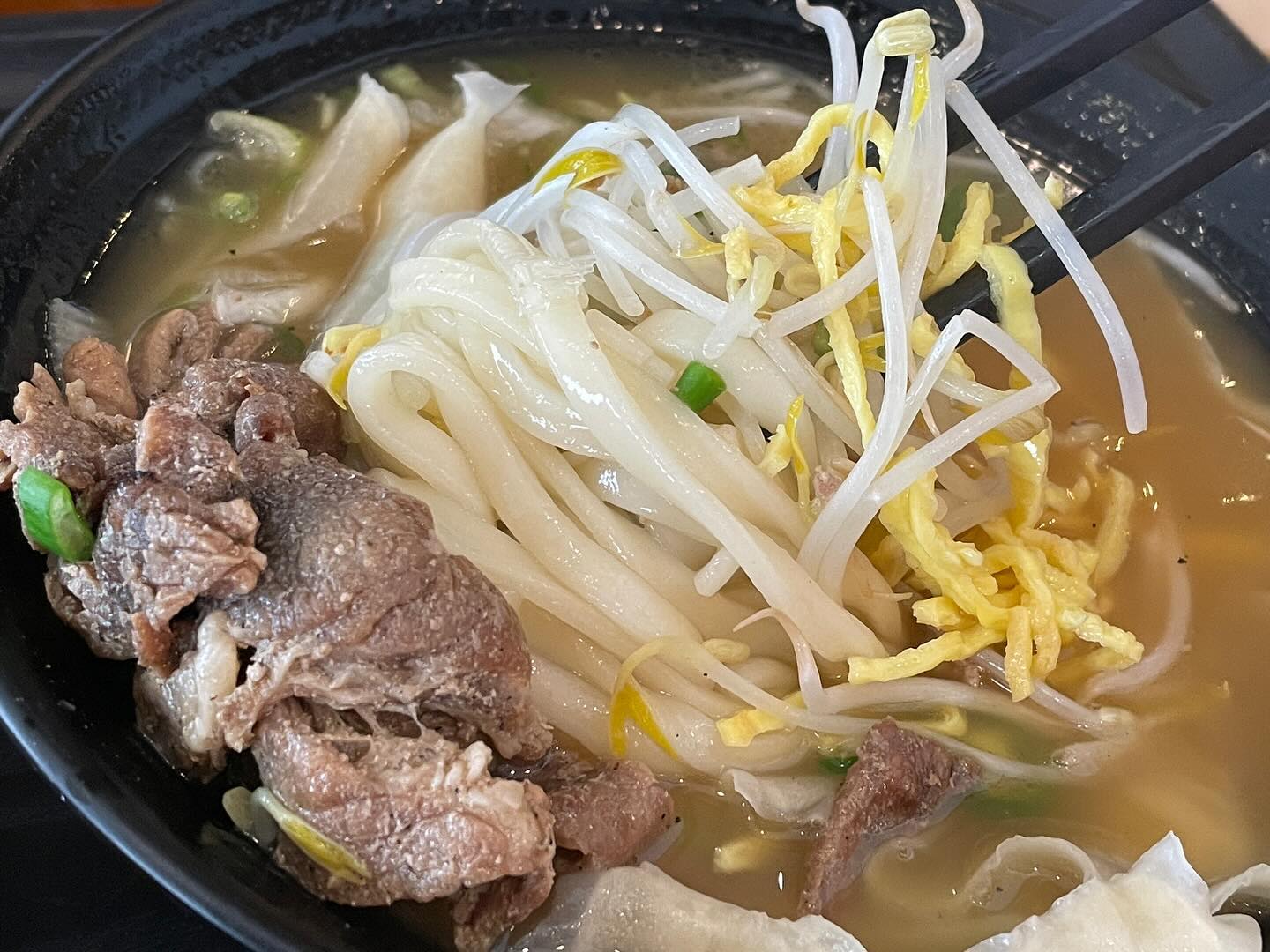 #20240120
🍜🍲🍜
#발왕산정상 #완탕면 맛있다!
스키장식당인점!
산꼭대기인점! 관광지리조트 산정상식당인점!
모든것을 고려해 가격, 맛과 품질적으로 우수하다!
#발왕산스카이워크 #용평리조트 #용평맛집 #발왕산맛집 #횡계맛집 #하주먹방