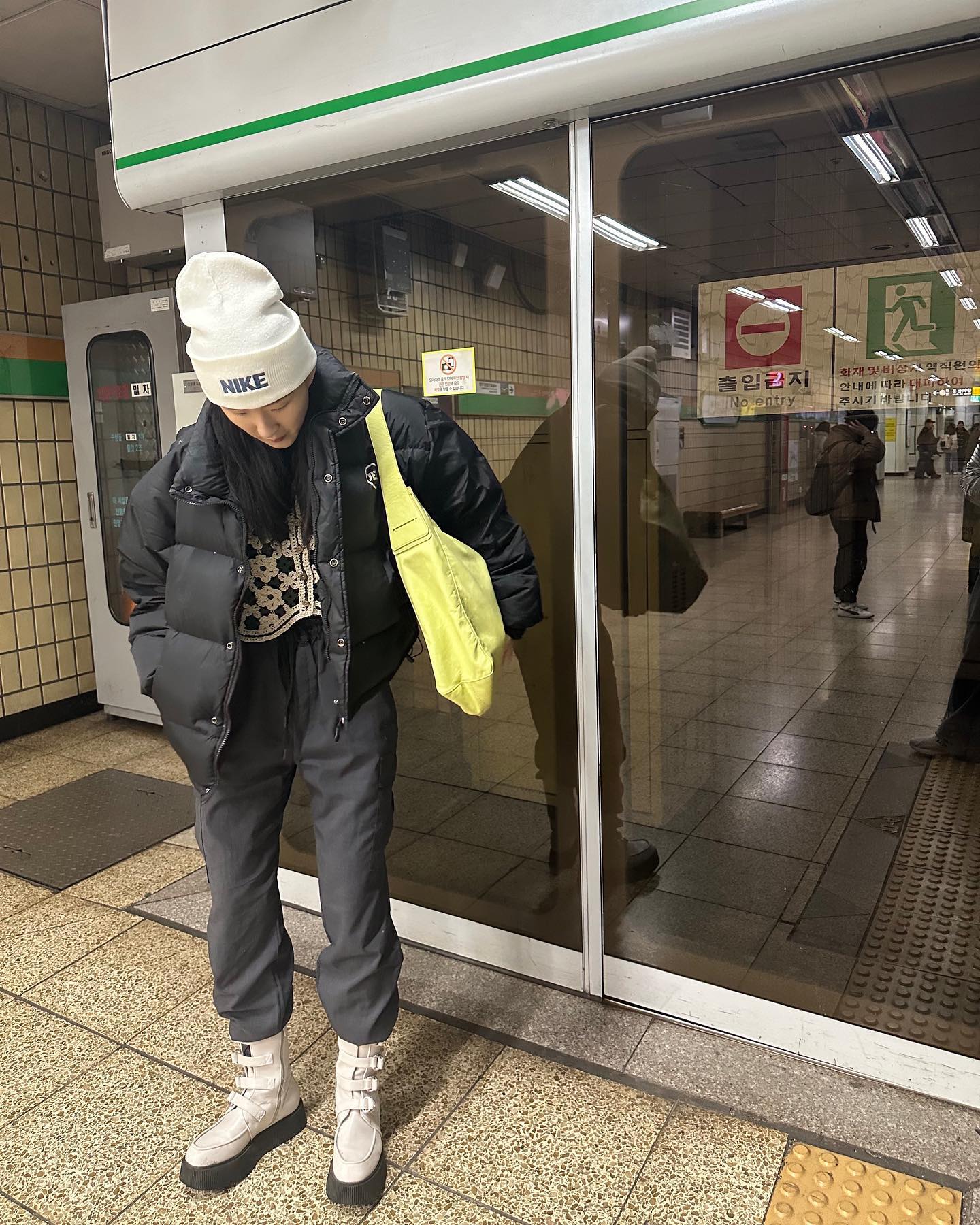 머리부터 발끝까지 선물받은 것들🤩
상의 베스트는 오빠가, 나이키 비니는 혠니가,
노랑노랑 소가죽 빅백은 월빠❣️
미스치프스러운 왕발 부츠는 엄니가❤️‍🔥

#셀카 #셀피 #셀스타그램 #셀카그램 #selfie #전신샷 #스니커즈 #스니커 #sneakers #오오티디 #ootd #나이키 #아디다스 #nike #adidas #데일리룩 #맞팔환영
