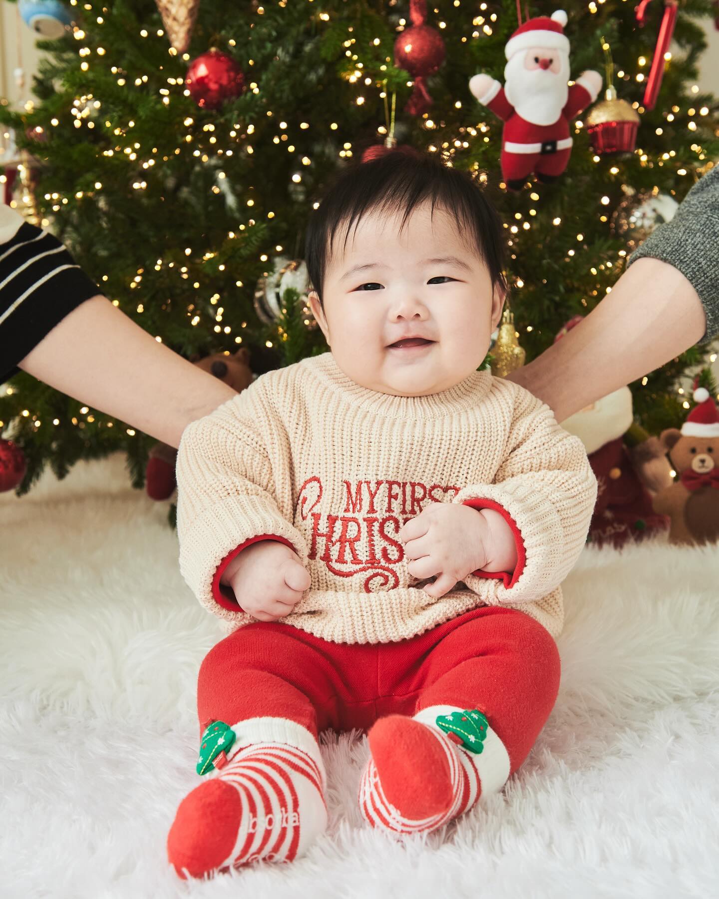 .
Ronnie’s first Christmas🎄
첫 크리스마스를 담아주고자 찾은 부천 아이오스튜디오📸
부천에 이렇게 좋은 곳이 있는데 그동안 너무 멀리 다녔다.
그간 다녀왔던 곳들은 아쉬운점들이 꼭 있었는데,
이번엔 며칠동안이나 남편과 너무 마음에 든다고 계속 얘기했다.
남편은 오늘도 사진보며 힐링센터 다녀온거 같다고 했다😂

원본 400장 가량의 사진을 받고 셀렉을 하는데
도저히 고를수가 없었다! 아직도 못골랐다….😇
단 한장도 마음에 들지 않는 컷이 없을정도였고,
모든 사진이 따듯하고 참 포근하다.
촬영하는 30분 남짓의 시간동안
아이를 사랑해주시는 마음이 느껴지고
아이도 분명 그것을 느끼는 것이 표정에 담겨있다☺️

모니터로 바로바로 띄워지는 아기의 모습을 볼 수 있고
당일 보내주신 영상도 얼마나 사랑스럽던지♥️
로은이는 그 날 이후로 웃음이 틔여서
눈만 마주쳐도 꺄르르의 연속이다☺️

참 좋은 곳, 참 따스한 곳!
유명해져서 우리도 예약하지 못할정도가 되면 좀 아쉽겠만,
그럼에도 이렇게 좋은 곳에 많은 가족들이 다녀갔으면 좋겠다🫶🏻

#내돈내산 #작가님과관계없음 #후기이벤트도아님 #정말좋아서남기는찐리뷰 #스튜디오 #부천스튜디오 #부천성장사진 #성장사진 #성장앨범 #아이오스튜디오