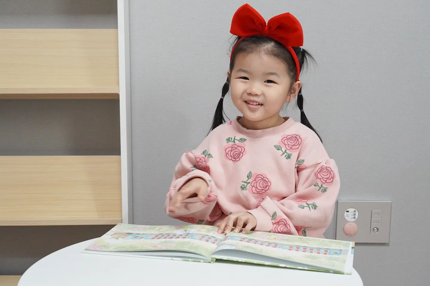 #제품제공 [키위북스_칙칙팥팥] 📚

팥들의 기차여행을 따라가며 자연스럽게 사계절의 흐름과 계절에 먹을 팥이 들어간 음식도 알아볼 수 있는 그림책 :)

겨울에 팥이 들어간 붕어빵과 호빵을 먹으며,.
여름엔 팥빙수를 먹으며,.🍨
사계절 필독서가 될것같은 #칙칙팥팥 🫘

예전에 간지기떡에 팥 안먹는다고해서 딸기빵이라고 하고 주고있는데
이젠 팥이라고 말해줘도 될것같다👍🏻

#창작그림책 #그림책추천 #유아그림책 #기차여행 #키위북스 #사계절 #개성 #모험 #여행 #자연 #놀이 #음식 #추천도서 #필독서