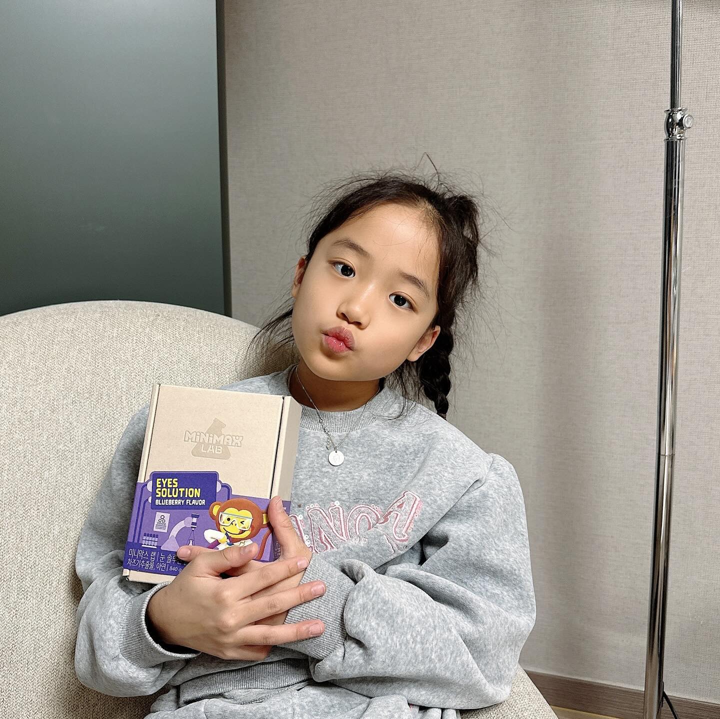 #협찬 minimax.official

피하고는 싶지만 스마트기기에 노출되는 우리 아이들
눈건강이 걱정인데요
저희 도연이는 벌써 근시가 와서
드림렌즈를 착용하고 있어요ㅜ
그래서 더 눈건강이 항상 걱정되는 거 같아요

동아제약 어린이건강연구센터의 연구/개발 바탕으로 설계된
아이 전문 건강기능식품 브랜드인 미니막스!!

이번에 미니막스 신규라인인 
미니막스랩 눈 솔루션 블루베리맛을 접해 보았어요

아이들 성장/발육에 필요한 필수 영양소를 챙길 수 있는 
미니막스 정글라인이 있다면
미니막스랩은 눈,장,구강 건강 등 
특정 건강 걱정해결에 도움을 주는 라인이라고 해요

아이들이 제일 맛있게 먹는 탱글탱글 식감의 스틱젤리형태에
블루베리맛이라 정말 잘 먹어요~
역시 아이 전문 브랜드라 니즈를 제대로 파악하고 있는 거 같아요

입맛이 까다로은 우리 아이가 잘 먹어줄지 고민된다면
동아제약 디몰에서 무료체험키트로 먼저 먹여보고 
결정하셔도 좋을 거 같아요 

* 판매원- 동아제약㈜ㅣ제조원 - 코스멕스바이오㈜
* 본 제품은 건강기능식품입니다.

#어린이눈건강 #미니막스랩 #미니막스 #눈솔루션 #차즈기추출물 #차즈기젤리 #어린이건강기능식품 #육아템 #육아맘 #육아스타그램 #미니막스체험단