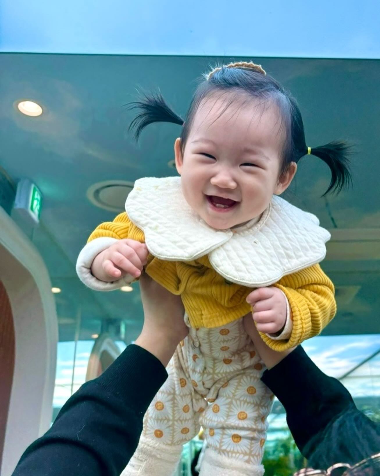 저 오늘 완전 대형사고쳤어요..😰
월요일마다 분유포트 구연산으로 소독하는데 
어젯밤에 구연산넣은물 끓여놓고 깜빡잊고 출수를 안해서
오늘 수아한테 먹인거에요…. 
브레짜는 따로채워놔서 분유물 아니고 이유식 먹일때 줬는데
왜인지 오늘따라 물을 안마시고 다 뱉어내더라고요..ㅠㅠㅠㅠ
그걸 심지어 막수끝내고 저녁때 알아채서 진짜 멘붕…😰
포트물 마셔보고 놀라서 벌렁거리는 심장 부여잡고
인터넷 찾아보고 난리난리 ( ᵒ̴̶̷̥́ ·̫ ᵒ̴̶̷̣̥̀ ) 

찾아보니 저같이 실수한분들이 꽤 있더라구요.
요즘 육아하느라 피곤하고 바빠서 피드도 잘 못올리는데
이건 꼭 누구라도 저처럼 실수하지 마시라고 피드로 남겨요!!

수아한테 미안해 죽겠어요.. 이게 무슨 봉변😭😭
내일 일어나면 변도 그렇고 상태를 잘 지켜보려구요..
괜찮았음 좋겠는데 ㅠㅠ 휴 정말.. 저 왜이러죠…
출산하고 자꾸 깜빡깜빡 정신없고 그러네요.. 
제발 정신똑바로 차리자!!!

#엄마가실수하면애가배로고생
#미안해😭😭
#구연산먹은아기
#분유포트 #소독주의