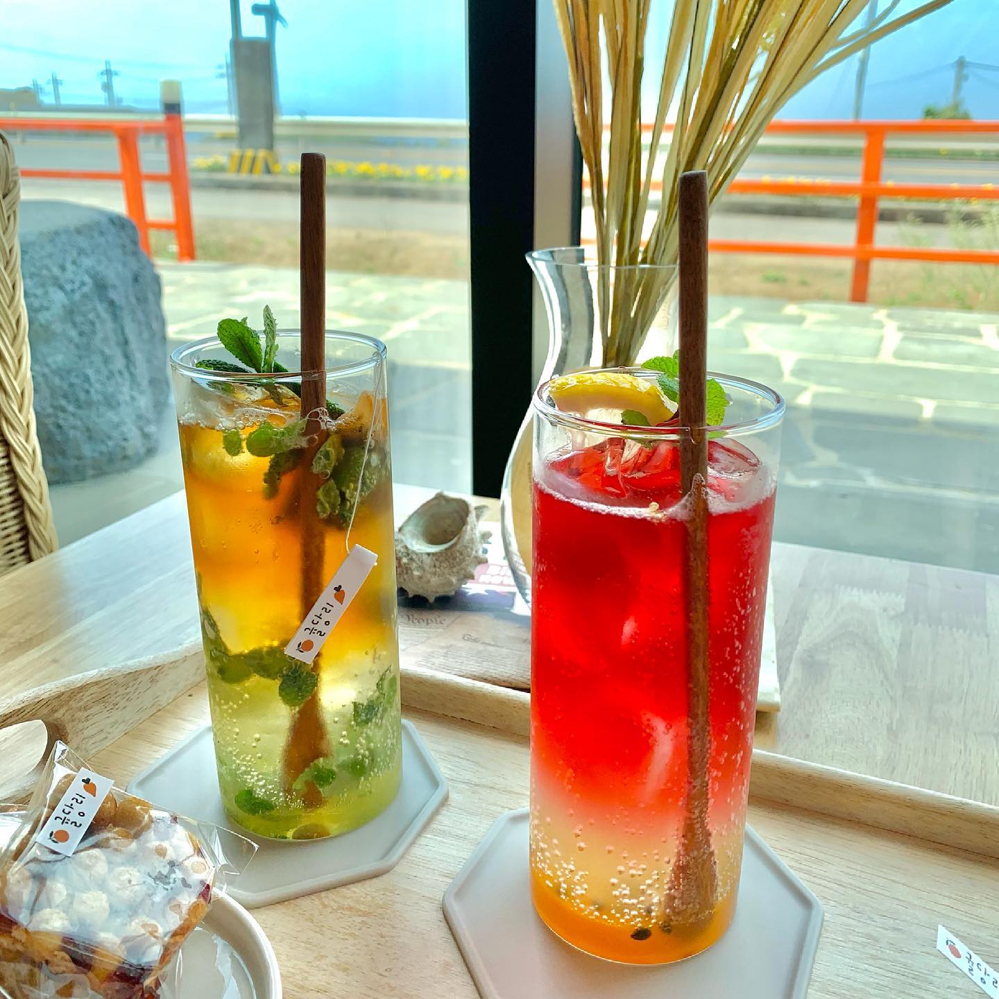 제주 귤당리🍊 한경면에 위치한 카페인데, 근처에 갔다가 검색해서 그냥 무작정 들어갔던 카페예요!

먹고싶던 디저트가 있어서 갔는데 아쉽게도 당일 찾던 디저트는 모두 품절이라 맛 보지 못하고 아쉽게도 다른 메뉴로 먹었어요. 

패션후르츠티에이드 7,000원
모히또아이스티 8,000원
에그타르트 2,500원
헤이즐넛 휘낭시에 2,800원

아쉬운 데로 주문한 음료수가 맛있어서 친구랑 둘이 시원한 음료 즐겼어요🍹 
바로 바닷가 건너편에 위치하고 있어서 오션뷰가 보이는 위치였는데 2층이랑 옥상 테라스가 있어서 뷰가 진짜 좋고 내버 인테리어도 아기자기 하면서 따뜻한 느낌으로 꾸며져서 귤당리스러워요💕 다음에 기회가 된다면 케이크 먹으러 방문해 볼 예정이랍니다!🙌🏻

#귤당리 #귤당리카페 #제주귤당리 #제주카페 #제주카페투어 #한경면카페 #카페추천 #카페스타그램 #먹스타그램 #먹스타맞팔 #먹팔 #패션후르츠에이드 #모히또아이스티 #에그타르트 #헤이즐넛휘낭시에 #오늘아님