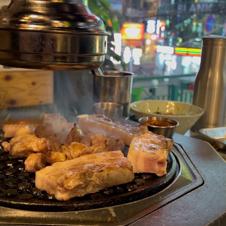 #협찬 #리뷰노트 
두툼한 제주 흑돼지가 땡긴다면? 
제주도를 통채로 옮겨온 #제줏간 🐷 
✔엄선된 과정을 통한 상위 1등급 이상의 돼지를 사용하며 
숙성방식으로는 웻 에이징과 드라이 에이징을 차례대로 병행하여 
새로운 풍미와 식감을 살린 제줏간의 노하우 
✔흑돼지 김치찌개가 기본으로 나오고 백년초소금, 와사비, 갈치속젓, 쌈장, 멜젓 다양하게 즐길 수 있는 제줏간 

✔제줏간 특목살+제줏간 특삼겹살+제줏간 흑돼지 쫄깃살+활화산 볶음밥 배터지게 즐기고 옴 

🏠 경남 창원시 성산구 마디미로21번길 4 아이존상가 2층 
📞 0507-1350-0374 
🕓 매일 16:00~02:00 
🅿️ 건물 주차장, 로데오 주차장 

#제줏간창원상남점 #창원상남맛집 #창원맛집 #창원맛집추천 #창원맛집탐방 #창원맛집베스트 #창원맛집여행 #창원맛집블로그 #창원맛집블로거 #창원상남동맛집 #창원상남맛집 #창원상남동핫플 #창원상남동밥집 #창원상남동놀곳 #창원상남동고기집 #창원상남동맛집추천 #창원고기 #창원고기집 #창원고기맛집 #창원고기집추천 #창원고기맛집추천