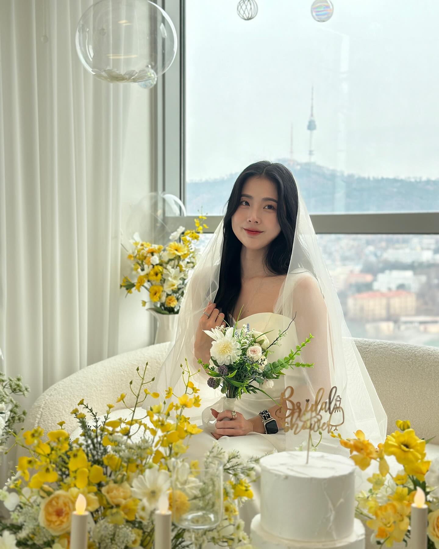 칭구들 잘둬서 이런 호사를 누리네🥹😭
장장5시간넘도록 손꾸락아플때까지 사진 찍어준 my lover들💕
ㅅrㄹ6합니다❤️🧡💛💚💙💜
.
.
.
.
.
.
.
.
.
#브라이덜샤워#스튜디오닻별#스튜디오닻별용산점#삼각지#삼각지브라이덜샤워#브라이덜파티#스튜디오렌탈#여은파bridal#bridalshower