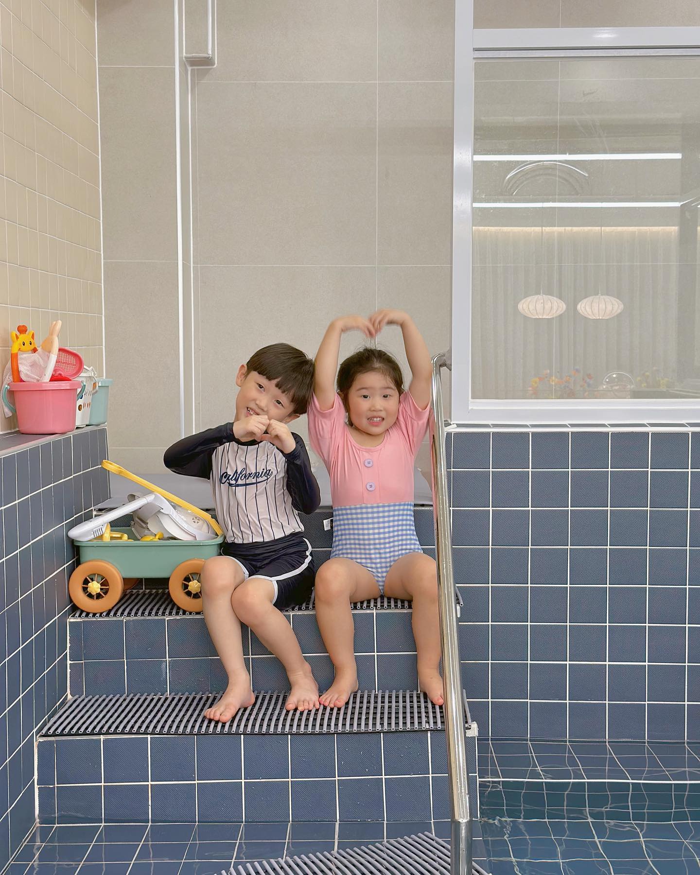 유치원 안가고~~~
그렇게 즐겁게 놀수있냐구~~
세상 행복한 표정😄
너희가 즐거우면 엄마도 행복해💗💗
1차 물놀이 2차 물놀이 까지 야무지게 자알 놀았다❣️❣️
.
.
장소협찬
geurida_pool
