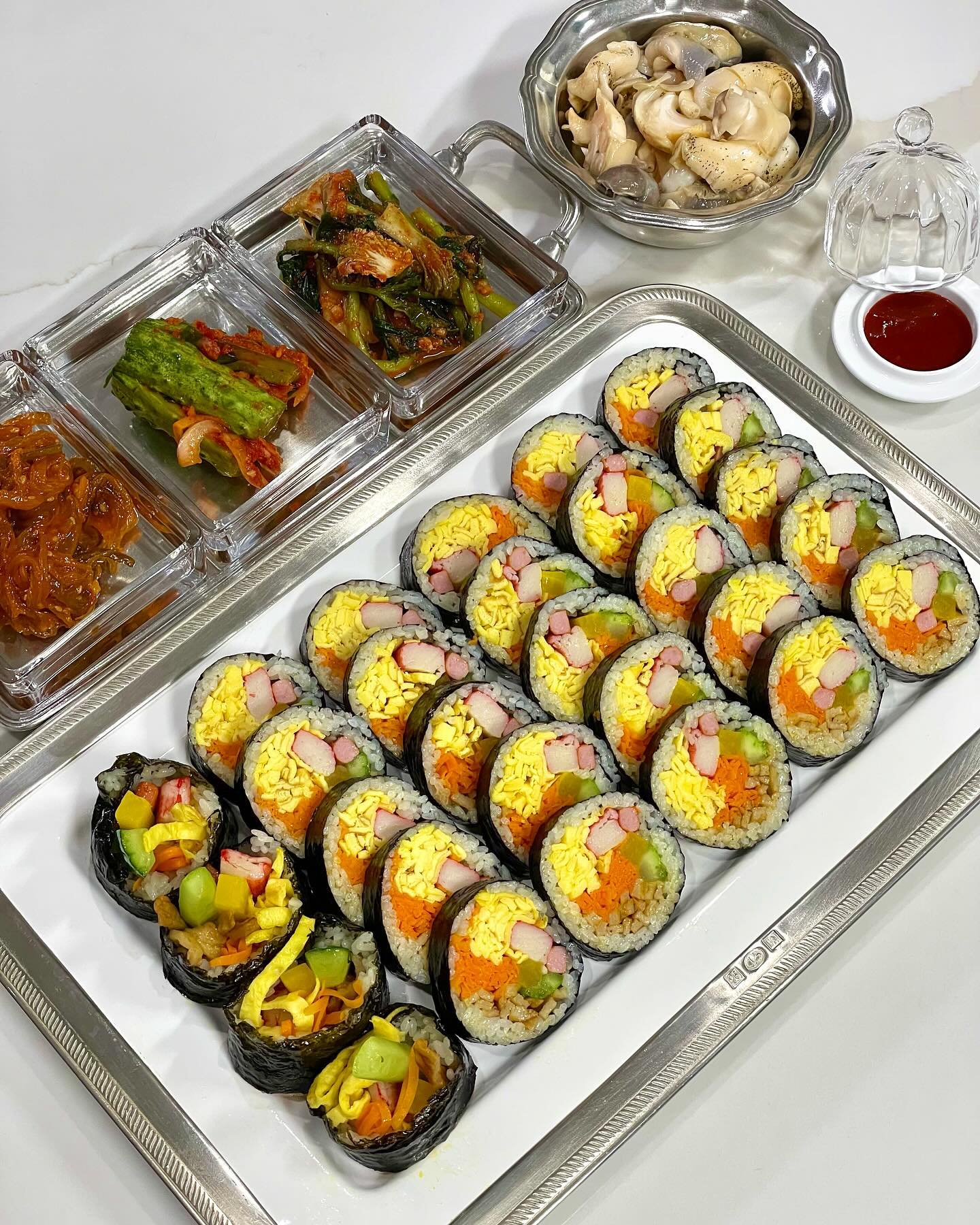 .

어제 저녁 김밥 말아 옆집 뒷집 배달하기

뒷집 동생이 챙겨 준 내가 좋아하는 반찬들
(냉장고가 든든~~☺️ 고마워👍)

김밥 정말 오랜만에 말았네 ㅋㅋ
열무랑 먹으니 꿀맛
찐골뱅이도 최고👍 

#김밥#김밥만들기#김밥싸기#저녁메뉴 
#집김밥#집김밥이최고#집밥스타그램 
#반찬배달#고마워#반찬부자됐어요😎✌🏻️
#집밥#집밥메뉴#집밥스타그램 
#코지타벨리니#cositabellini
#삼형제가사는집#seraleelife