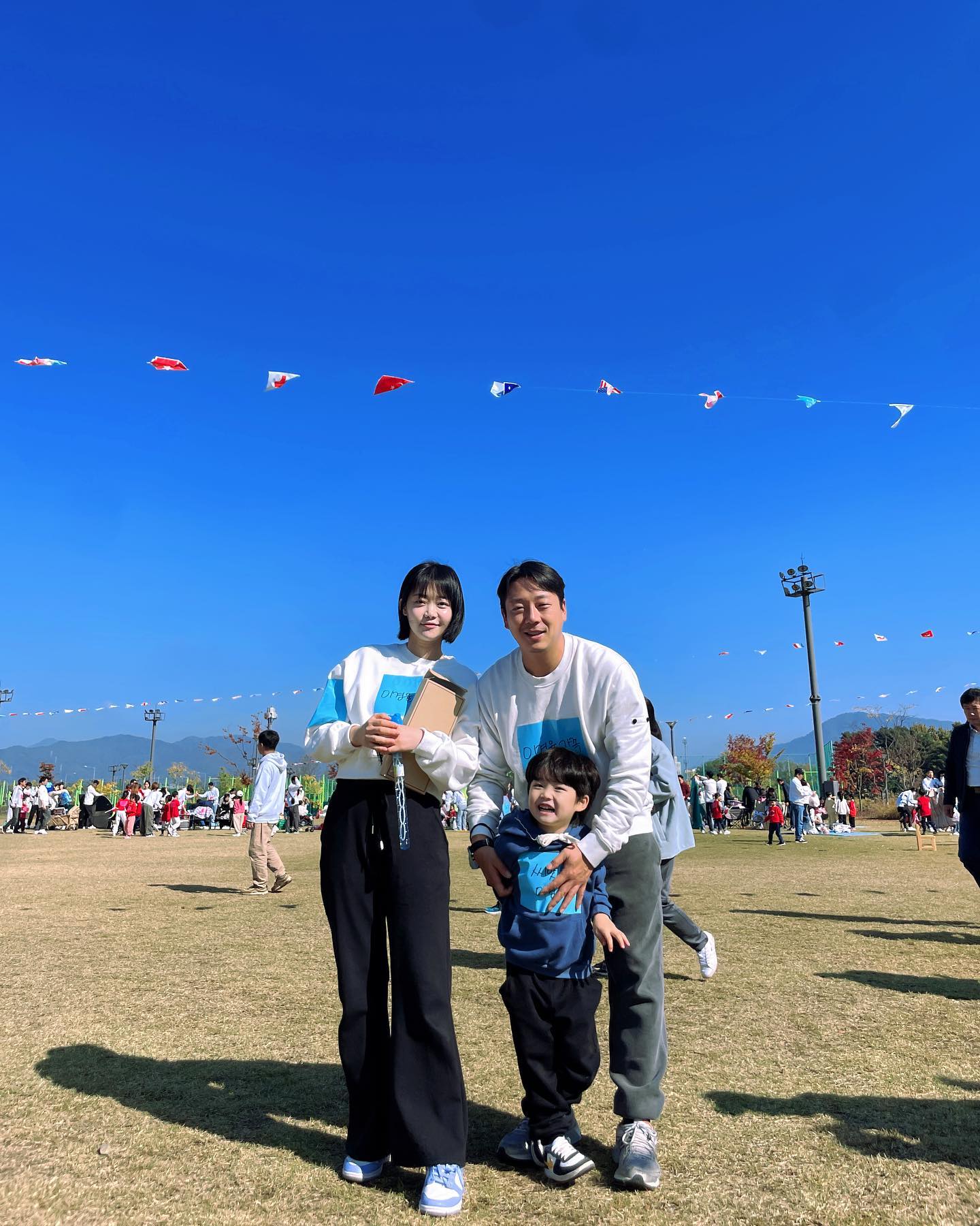 23.10.28 🌞🌳💙
률이 인생 두번째 운동회

애미는 신나고 애비는 아프고
애는 웃겼던,,
그나저나 운동회 끝나고나서야 이름스티커가 잘못된걸 알았다!
율🙅🏻‍♀️률🙆🏻‍♀️

#유치원가을운동회
#경률아그거준비자세아니야
🤔
