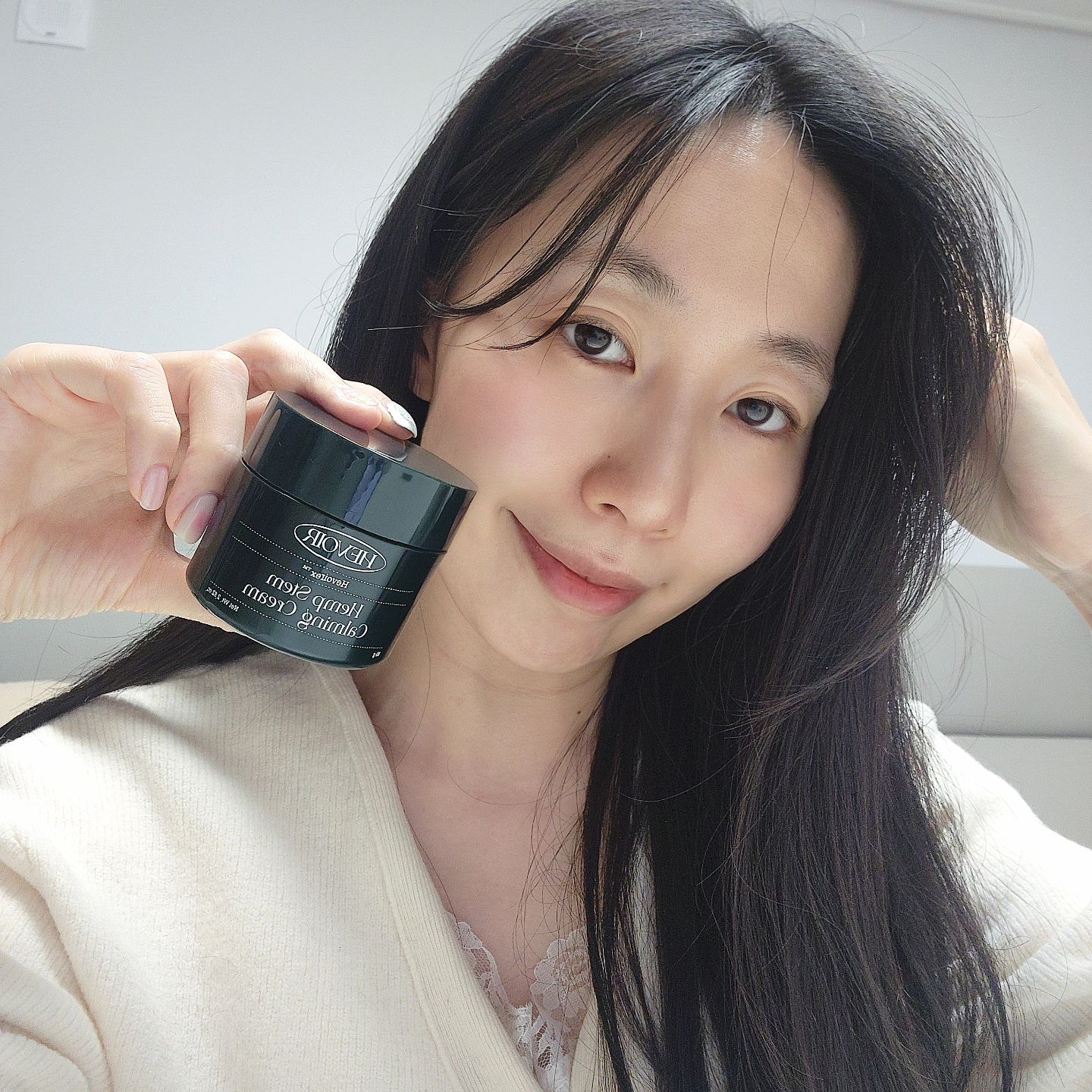 #협찬  매번 좋은기회로 써보는 헤브아의 제품들 중에
이번엔 카밍크림을 써보게 됐어요💚

평소 유명한 민감성 피부인 저는 아무거나 쓰긴 어려운데
꿀피부 민가든 님이 추천하신 곳이라 그런가 역시 믿고 쓰는 헤브아

시카 성분보다 자극도 없는데 진정은 잘되는 헴프원료의 힘이랄까요
'헤브아렉스'는 바로 헴프의 줄기와 뿌리의 추출해 이상적인 배합을 통해
피부진정에 특화된 원료로 헤브아의 특허성분

4 in 1의 토탈케어 크림으로 진정 효과, 수분증가, 모공축소, 탄력개선까지
다 잡아주는 94%의 자연유래 크림

좋은 크림을 사용해본 후기👀
일단 꾸덕하지만 끈적임 없이 부드럽게 코팅되는 느낌의 제형이 좋았고
발림성도 역시 좋았는데 무엇보다 바르자마자 나는 향이
너.무.나.도 내 취향인걸요

탄력에 부드러움까지 그야말로 취향저격이었던
헤브아 비밀초 헴프스템 카밍 크림 ✨️

#협찬 #뉴오리진 #헤브아 #헤브아렉스 #대마 #대마크림 #헴프크림 #비밀초 #헴프케어 #헴프화장품 #대마화장품 #헴프 #햄프 #hemp #진정크림 #수분크림 #탄력크림 #크림추천 #겨울크림 #모공크림
