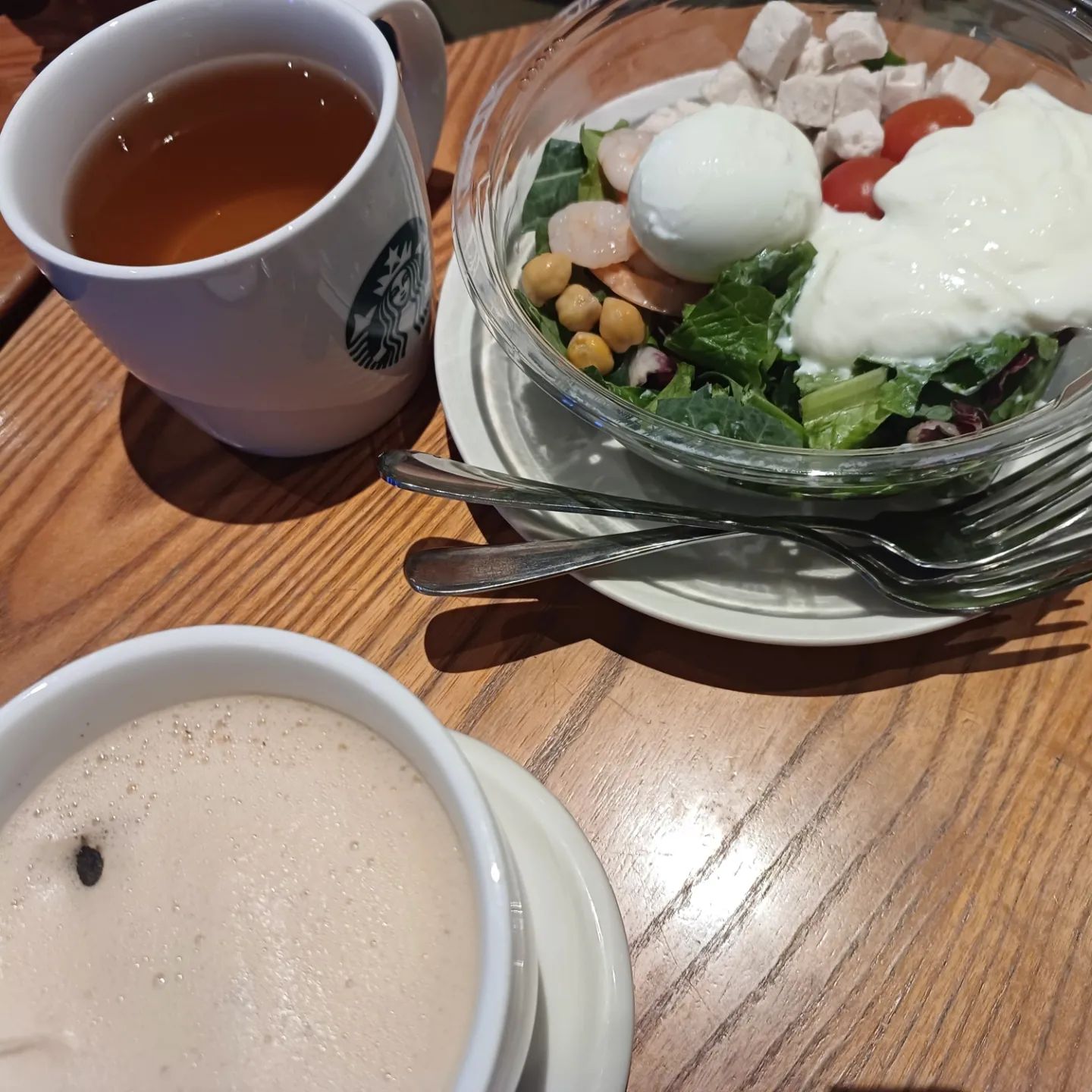 스타벅스 동성로 
샐러드🥗,밀크티,페퍼민트 
시간이 잘간다.후딱이네

#스타벅스 #동성로카페
#밀크티 #페퍼민트