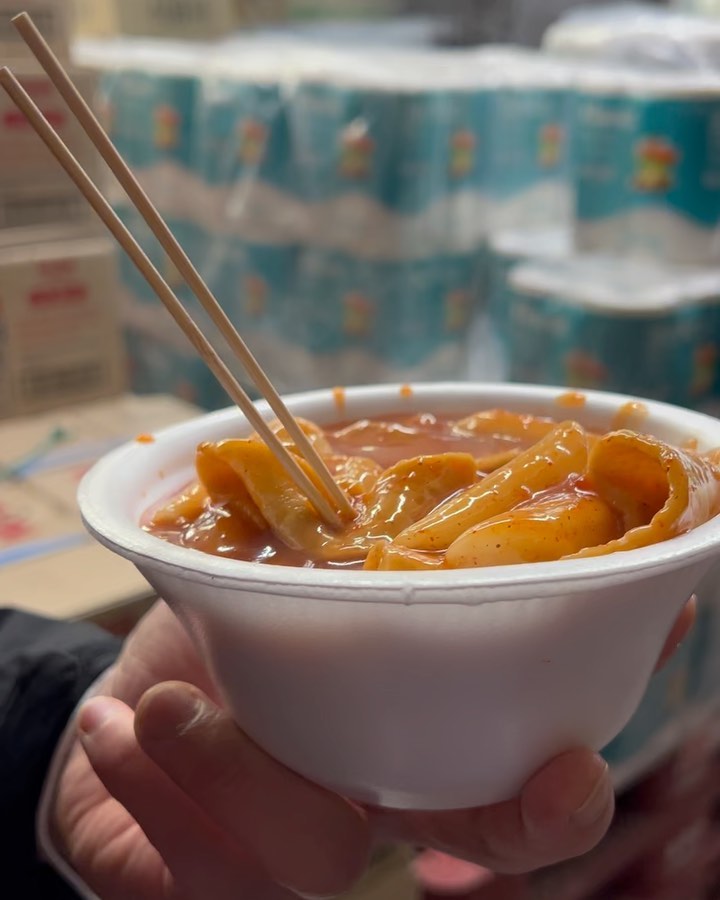 물엿 잔뜩 넣은 달달한 컵 떡볶이🫕

학교 끝나고 매일 사먹던 버릇 때문인지
매운 음식만 먹는 것 같아도 가끔 이렇게 
매운맛 하나도 없는 학교 앞에서 파는 떡볶이가 너무 맛있어요🫢

예전에 학교 끝나고 사먹을때는 뜨거울까봐 
홓호 불어서 식혀 먹었는데
지금은 계산하고 받자마자 뜨거운거
입천장 다 데이도록 후루룩 먹어줘야해요ㅋㅋㅋㅋ
식으면 단맛 밖에 안난다는걸 무의식적으로 아는 나이..🙄

#추억의컵떡볶이
