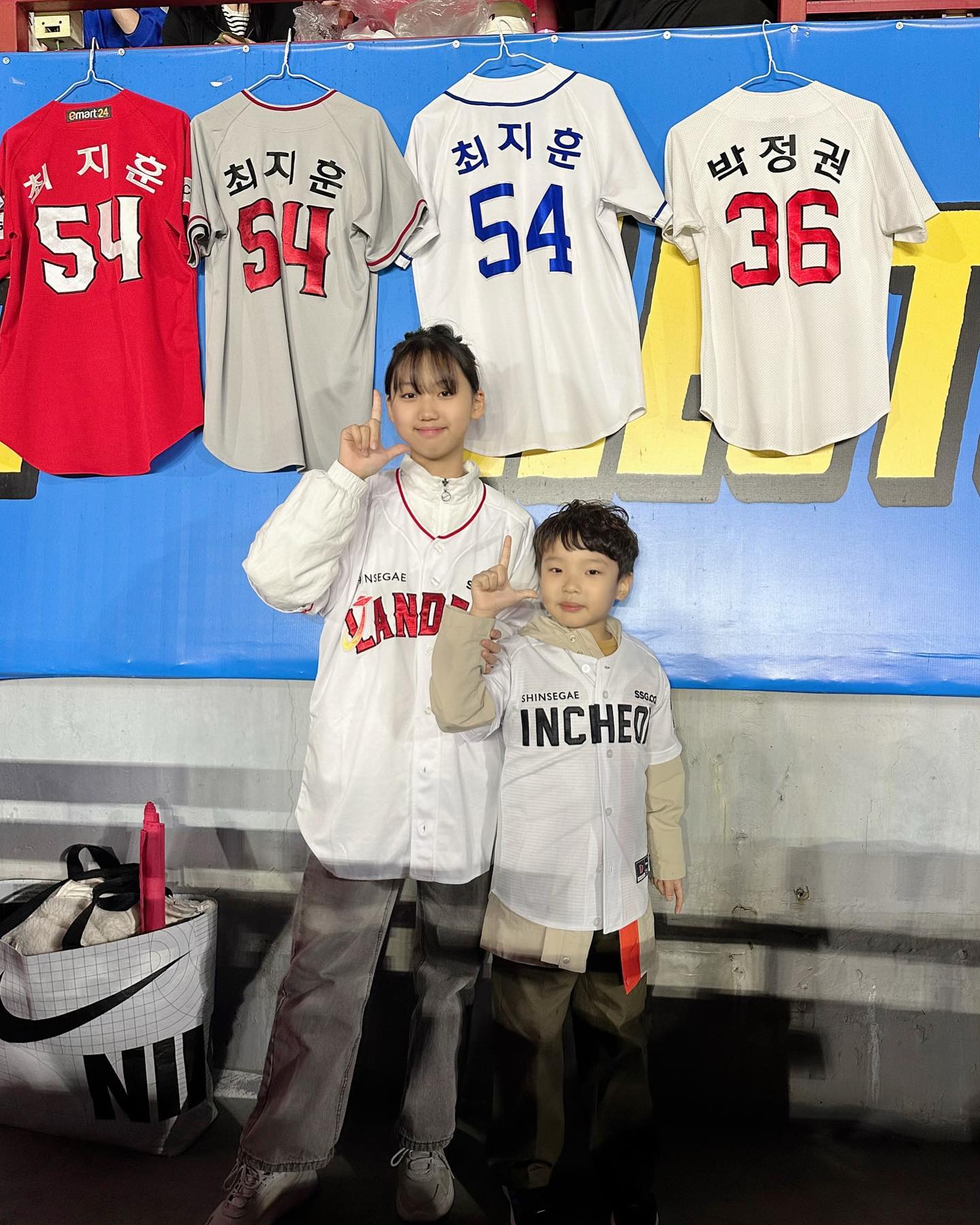 #2023정규시즌 마지막 직관은 
#이마트바비큐존 #바베큐존 굽느라 정신 없음
누나랑 와서 들뜬 꼬맹이😍
#과한열정 가장 #열띤응원 😝
정신은 없었지만 이겨서 햄볶👏
#야구장먹방 #ssg랜더스필드 입장권 사느라
 #허리휨 🤣 #ssg랜더스 #가을야구 가자👏