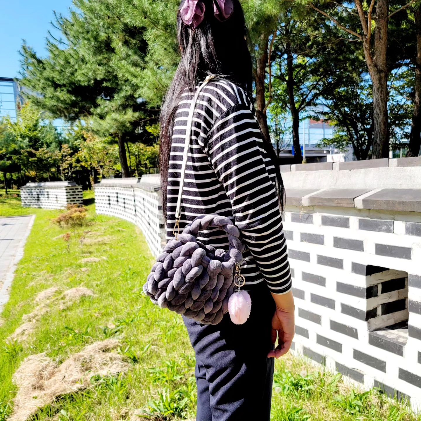1키로 1볼로 2개의 가방이 나왔어요.

6코로 시작하는 가방은 핸드폰 들어가고
5코로 시작하는 가방은 핸드폰 억지로 넣으면 들어가요.

착샷은 시작코 5코에요.

#핑거니팅 #자이언트얀 #벨벳실 #가방 #핑거니팅가방