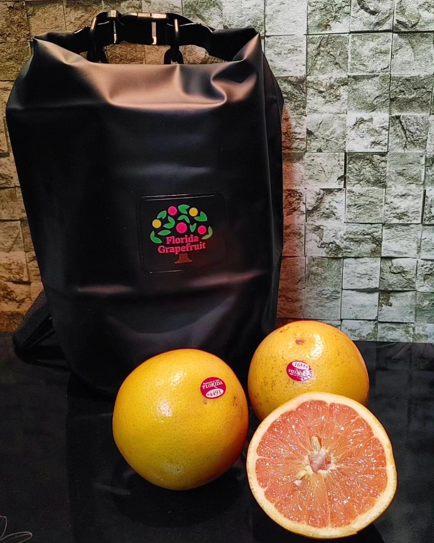 #광고 플로리다자몽 🍊🍊

상큼한 향기 가득~
달콤한 과즙이 풍부한~ 
플로리다 자몽은 100g당 30kcal로!
다른 과일들에 비해 훨씬 칼로리가 매우 낮아
살이 찌기 쉬운 겨울철 식단에
가장 이상적인 다이어트 식품으로 단연 손꼽히며
여성들의 절대적 지지와 사랑을 받는 식품 이에요🍊

또 #비타민C 가 풍부해 하루에 한 개만 먹어도
비타민C 일일 섭취 권장량(60mg)의 100% 를
제공받을 수 있어
환절기에 떨어지기 쉬운 면역체계에
큰 도움을 주는 보약 같은 🍊플로리다 자몽🍊

뜨거운 햇살과 풍부한 강수량,
바다로 둘러싸인 지형의 고온 다습한
환경적 요인들이 세계에서 가장 껍질이 얇고,
자르는 순간 달콤한 과즙이 뚝뚝 💦 떨어지는
플로리다 자몽을 만드는 중요한 기후 환경이며,
이러한 플로리다의 특별한 기후는
다른 재배지역의 자몽 외관에 비해
더 많은 흠집을 남기지만
농부들은 ‘영광의 상처’라고 부르고 있다고 해요🙏
이런 플로리다 기후는 비교할 수 없는
🍊 높은 당도와 풍부한 과즙으로
속을 꽉 채워주는 중요한 요인이 되어
프리미엄 플로리다 자몽으로 생산하게 되요~🍊

플로리다 자몽에 들어있는 풍부한 비타민C는
건강한 신체 조직 유지와 유익한 항산화 작용에
도움을 주어 환절기와 겨울철 건강 대비하는데 
필수 식품이 된 🍊 플로리다 자몽으로
떨어진 면역력 회복과 활기 넘치는 에너지 충전하세요~😃💪💪

🛒🛒 지금 이마트몰, 쿠팡에서 플로리다 자몽을 만날 수 있어요!
 

#플로리다자몽 #자몽 #달콤한과즙 #얇은껍질 #FloridaGrapefruit #수분보충 #피부건강 #활력충전 #비타민C #피로회복 #이마트몰 #쿠팡에서만나요 floridagf_kr #jamong #grapefruit #풍부한과즙 #과일 #제철과일 #비타민 
* 위 내용 및 태크 복붙 하지 마세요 🔥