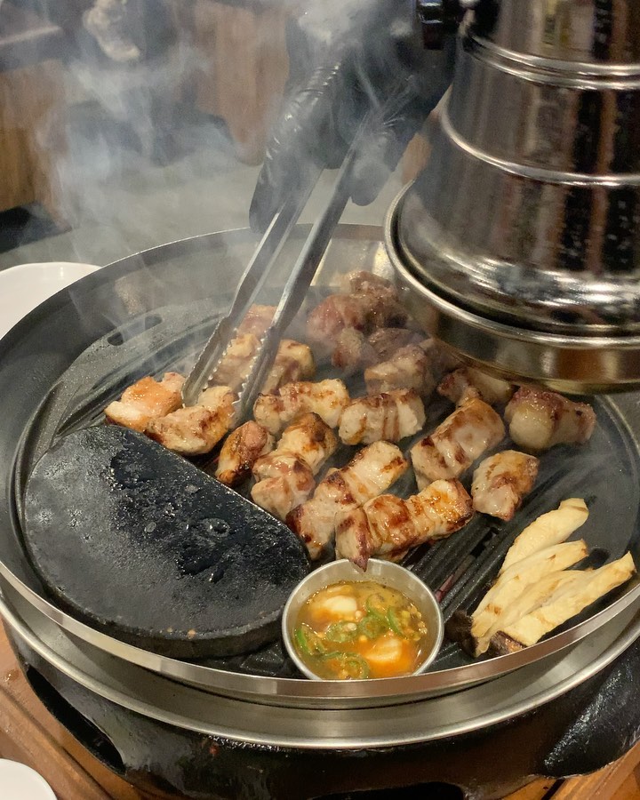 #상일동 #고반식당

새벽에는 왜 배가 더 고픈거지요?

#고반식당 좋아하는 사람 손! 동네에서 정말 간만에 맛있게 먹었던 고기. 스테이큰지 돼지고기인지 모르겠는 미찐 비주얼. 상위 1% 프리미엄 원육을 사용해 소금만 찍어먹어도 육즙과 풍미가 확실히 차원이 다르다. 밑반찬과 소스도 다양해서 취향껏 나만의 맛있게 먹는 방법으로 즐기는 재미도 있다는 거.

얼마나 입소문이 났는지 웨이팅은 필수지만 기다림이 아깝지 않은 맛. 다시 가도 또 기다려서 먹을래..

뜨끈한 #된장술밥 이랑 소주 막병 하나 더 시켜서 마무리해주기. 아 또 먹고싶다.. 오랜만에 입안에 기름칠 해줘야 할 때..

📍 고덕동 210-1 132호
💸 고반 커플세트 44,000원
💸 촌 된장술밥 7,000원