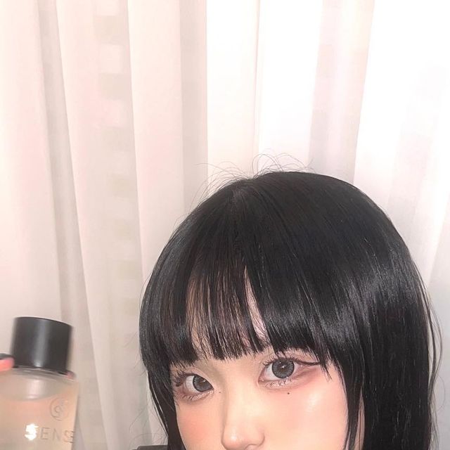 요미 on Instagram: "#광고 헿 저 히메컷에서 슬릭컷으로 바꾼거 아셨나욥?!👀🤍 요즘 지인들한테 자랑중.. 최애의 머리가 되었어욥.. 슬릭컷 으로 바꾼뒤 오일 바르고 젖은 머리 느낌을 내욥><